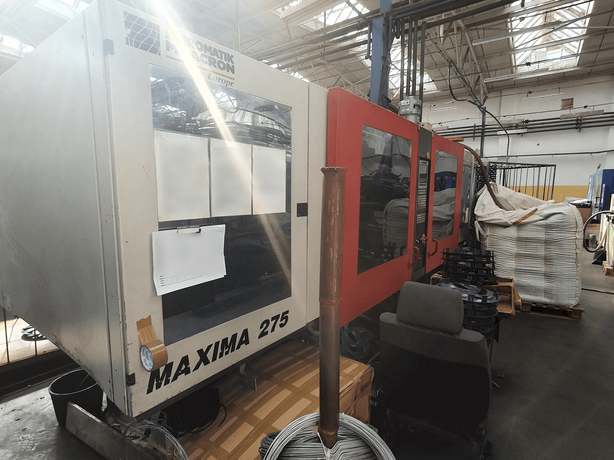 Čelní pohled na FERROMATIK MILACRON MV 275 stroj