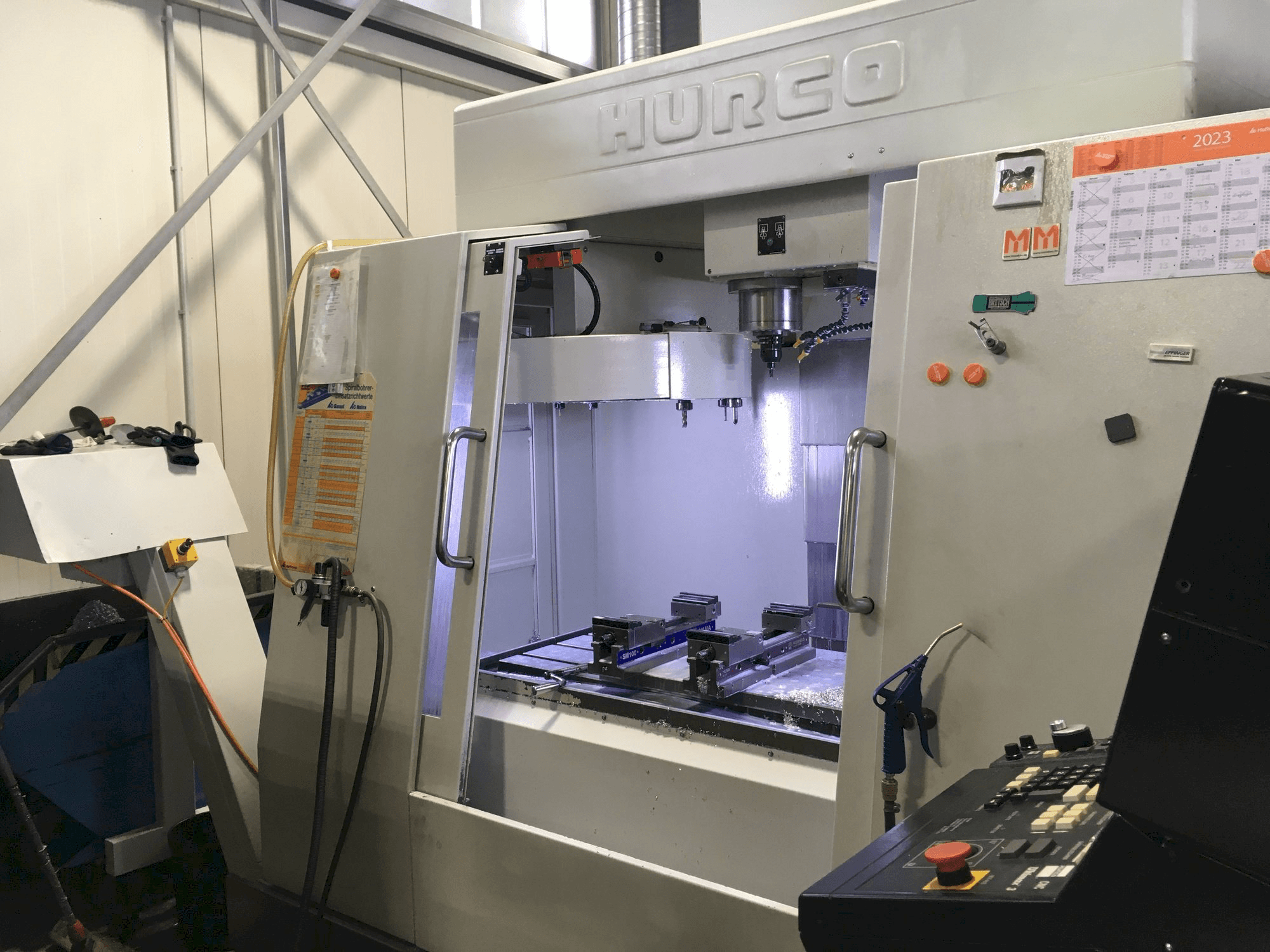Čelní pohled na Hurco BAC 30 HTM stroj