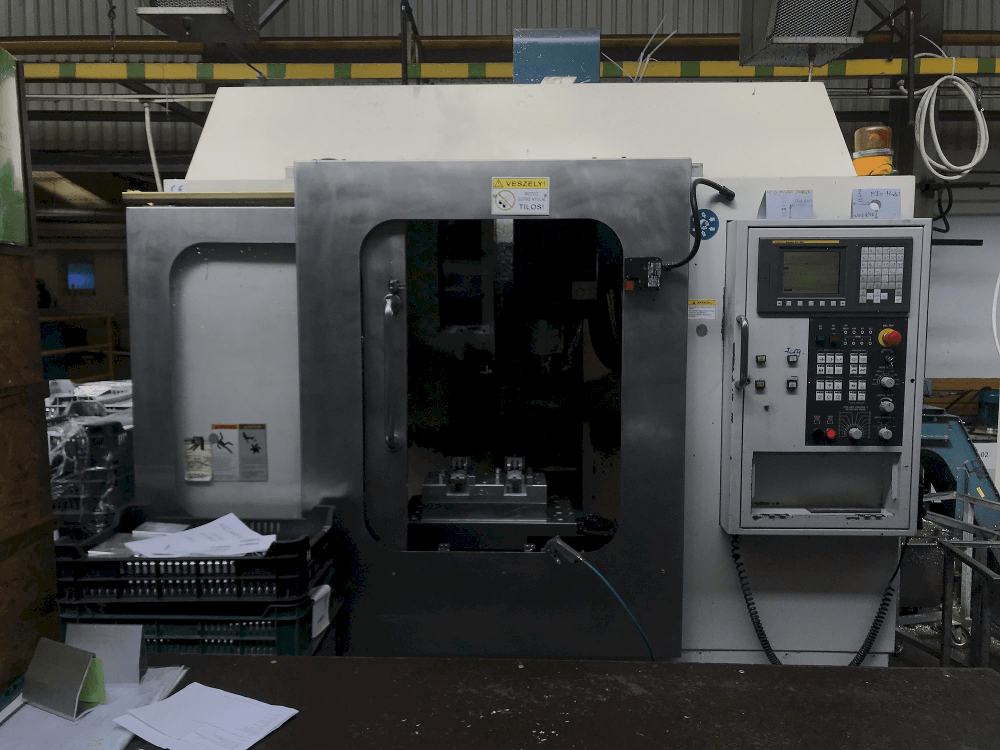 Čelní pohled na Feeler FV-580AAPC stroj