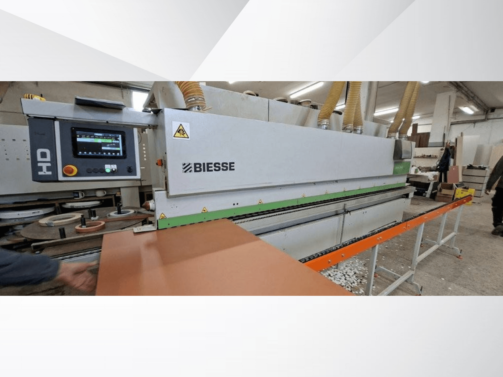 Olemovačka BIESSE JADE 340 v dílně, pohled zepředu s digitálním ovládacím panelem a oranžovým podávacím stolem.