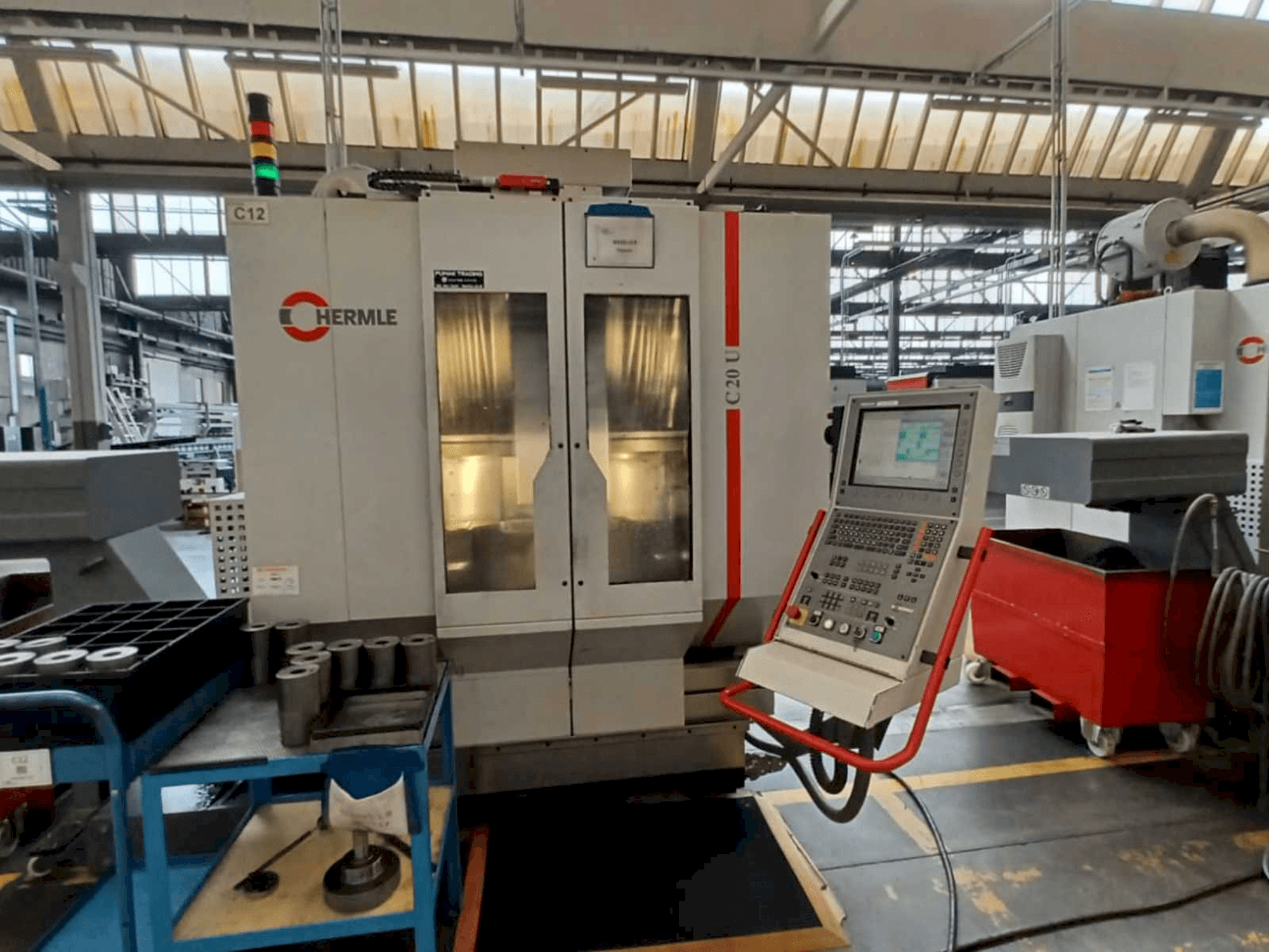 Čelní pohled na HERMLE C20U stroj