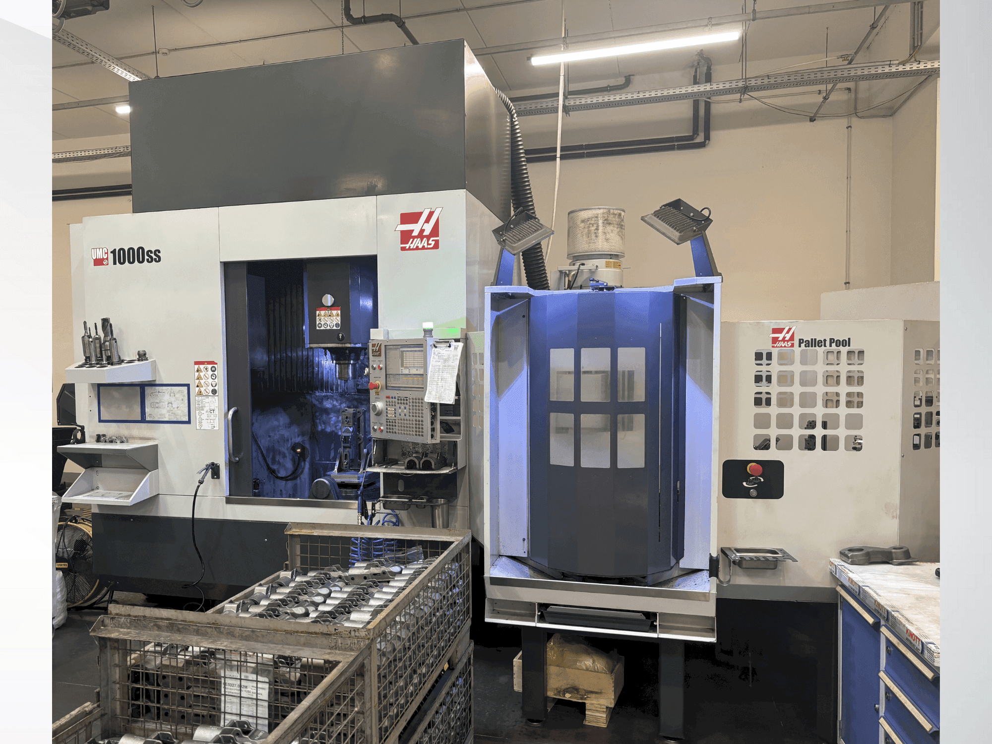Čelní pohled na HAAS UMC-1000SS stroj