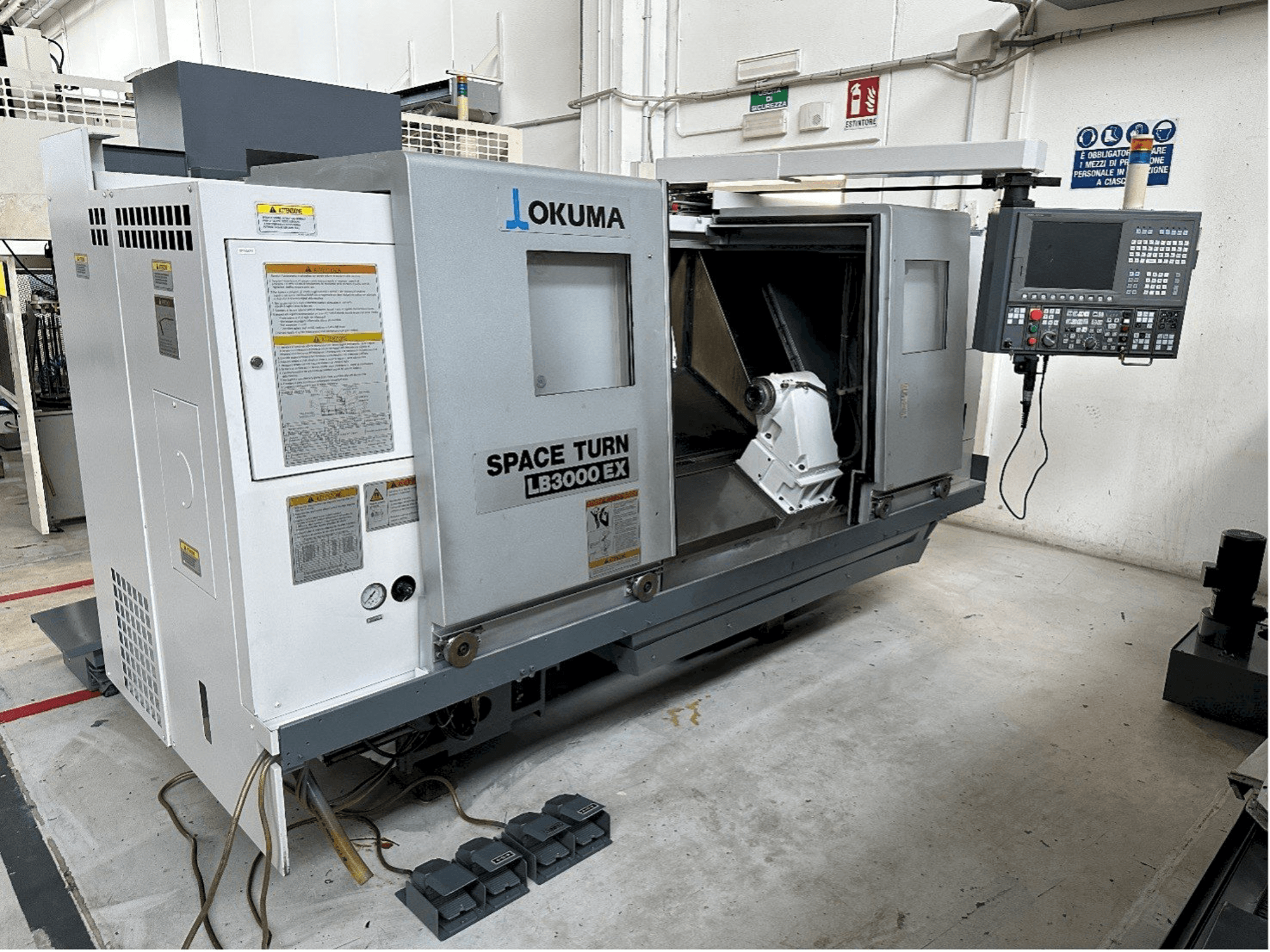 Čelní pohled na Okuma LB 3000 EX stroj