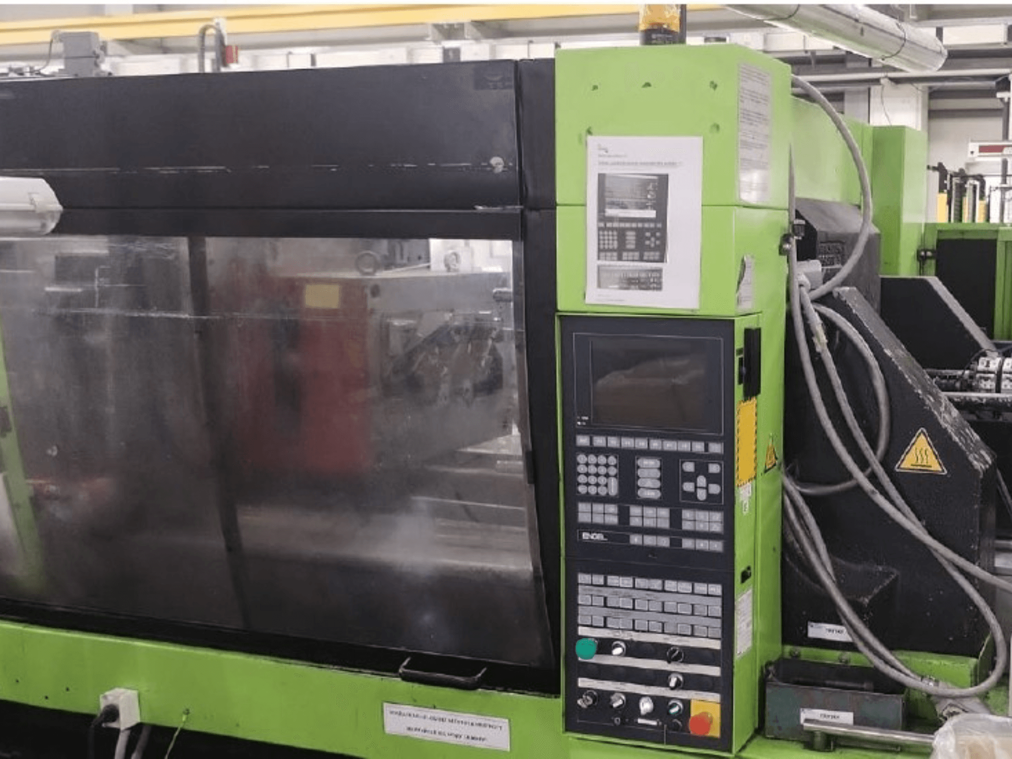 Hydraulický vstřikovací stroj Engel ES 1050/275 HL-V, boční pohled znázorňující ovládací panel a provozní detaily.