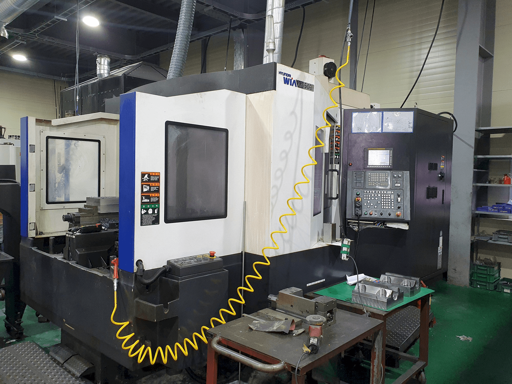 Čelní pohled na Hyundai Wia KH50G stroj