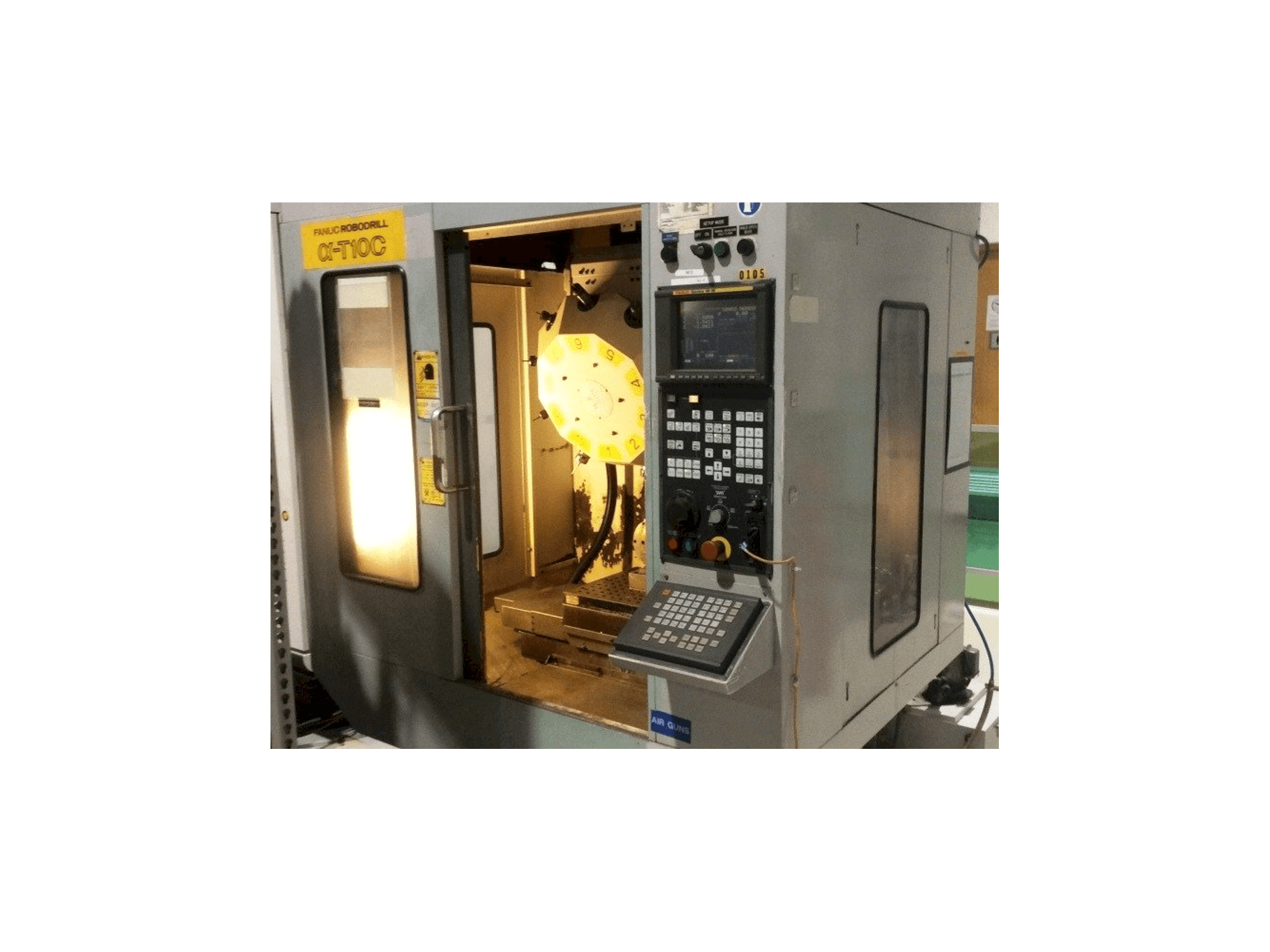 Čelní pohled na FANUC RoboDrill Q-T10C stroj