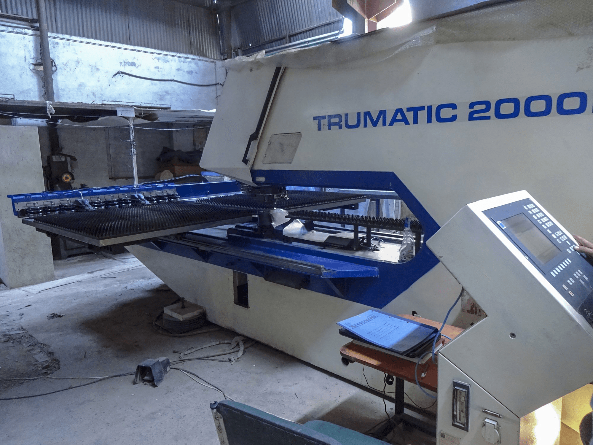 Čelní pohled na Trumpf Trumatic 2000 R stroj