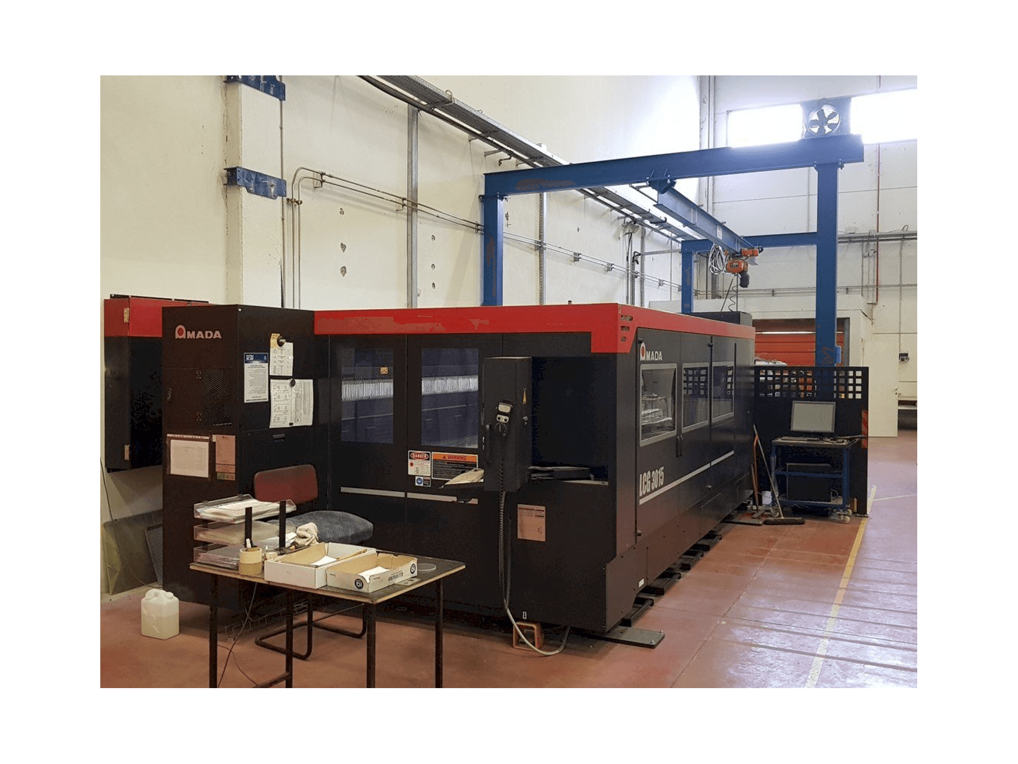 Čelní pohled na AMADA Lcg 3015 stroj