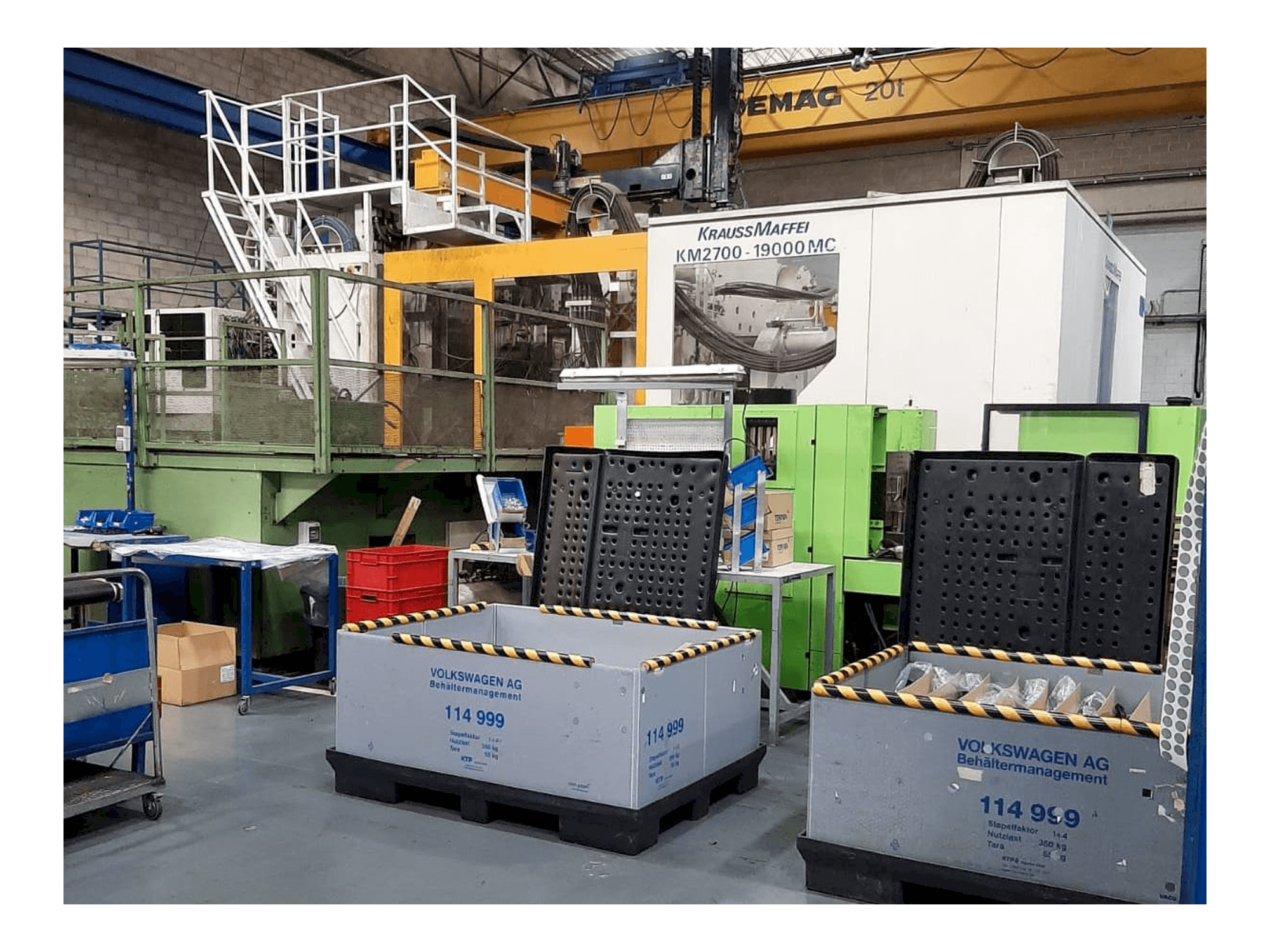 Čelní pohled na Krauss Maffei 2700/19000 MC stroj