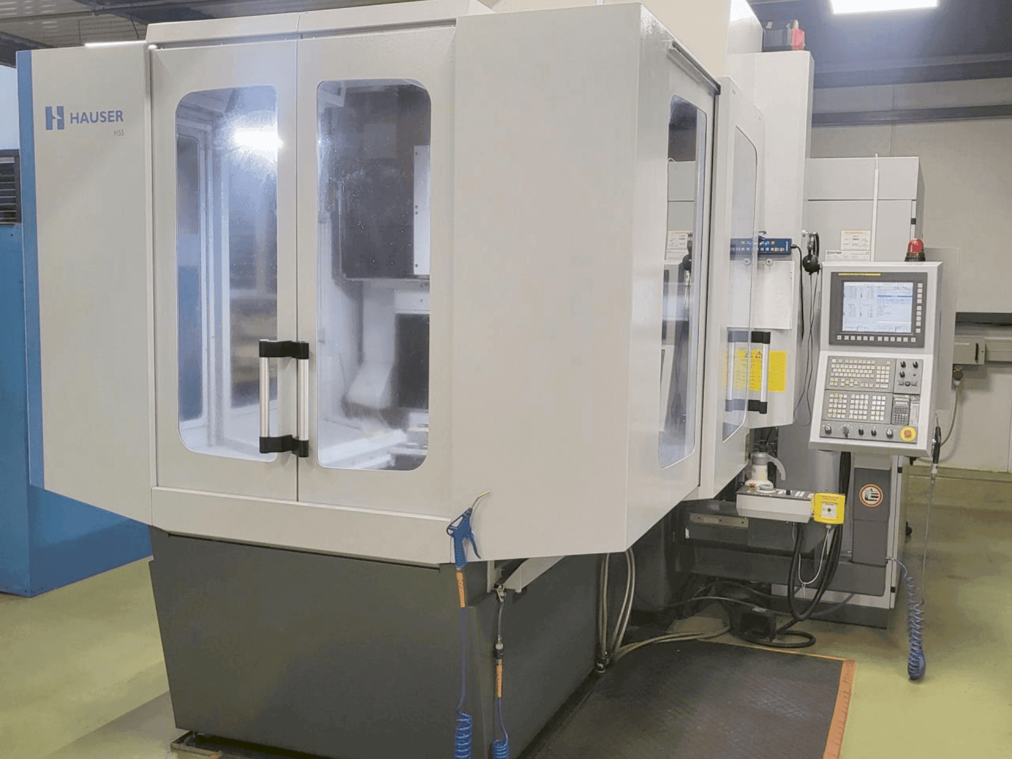 Čelní pohled na HAUSER KELLENBERGER H55-400 stroj