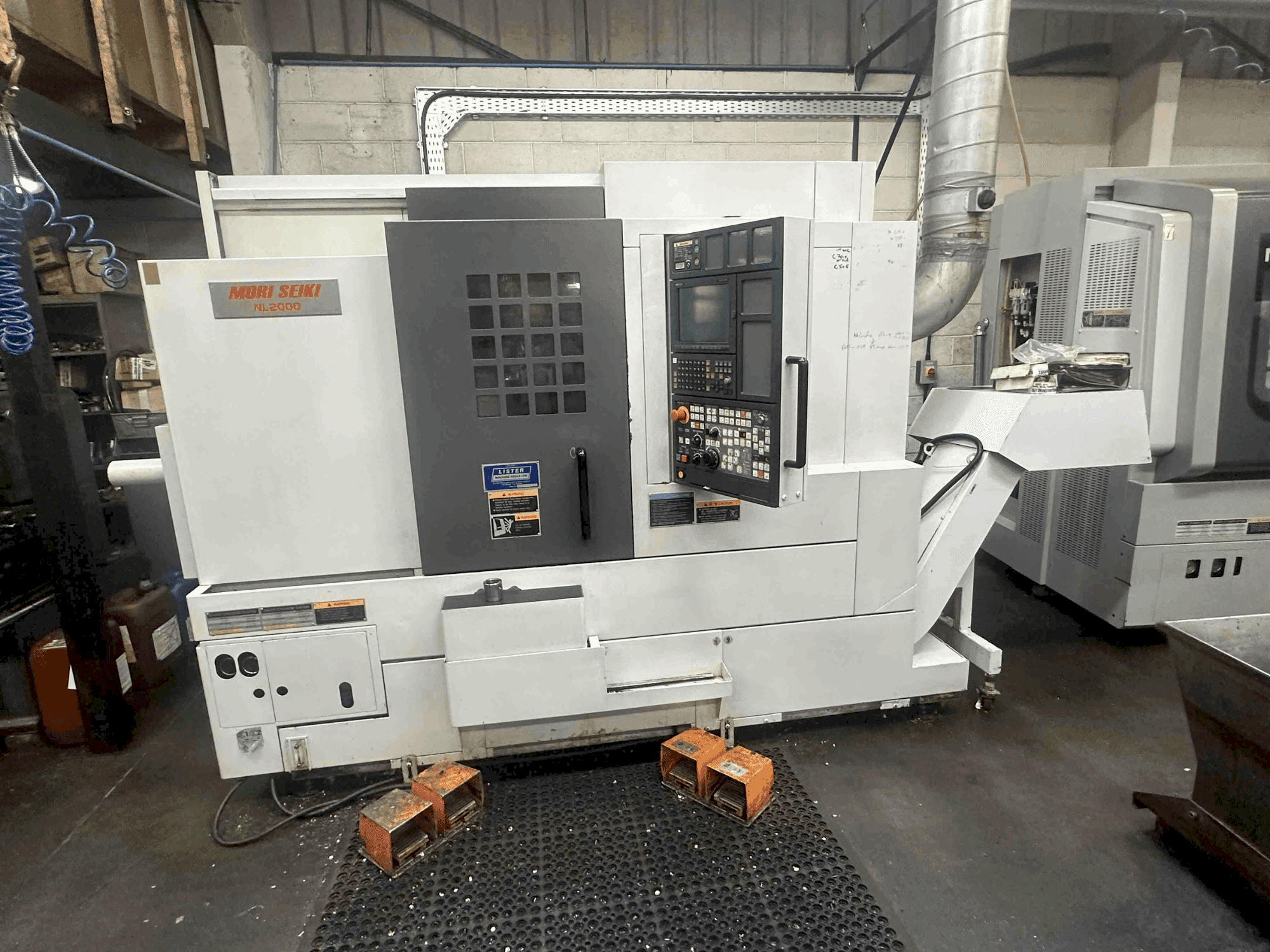 Čelní pohled na MORI SEIKI NL2000SY/500 stroj