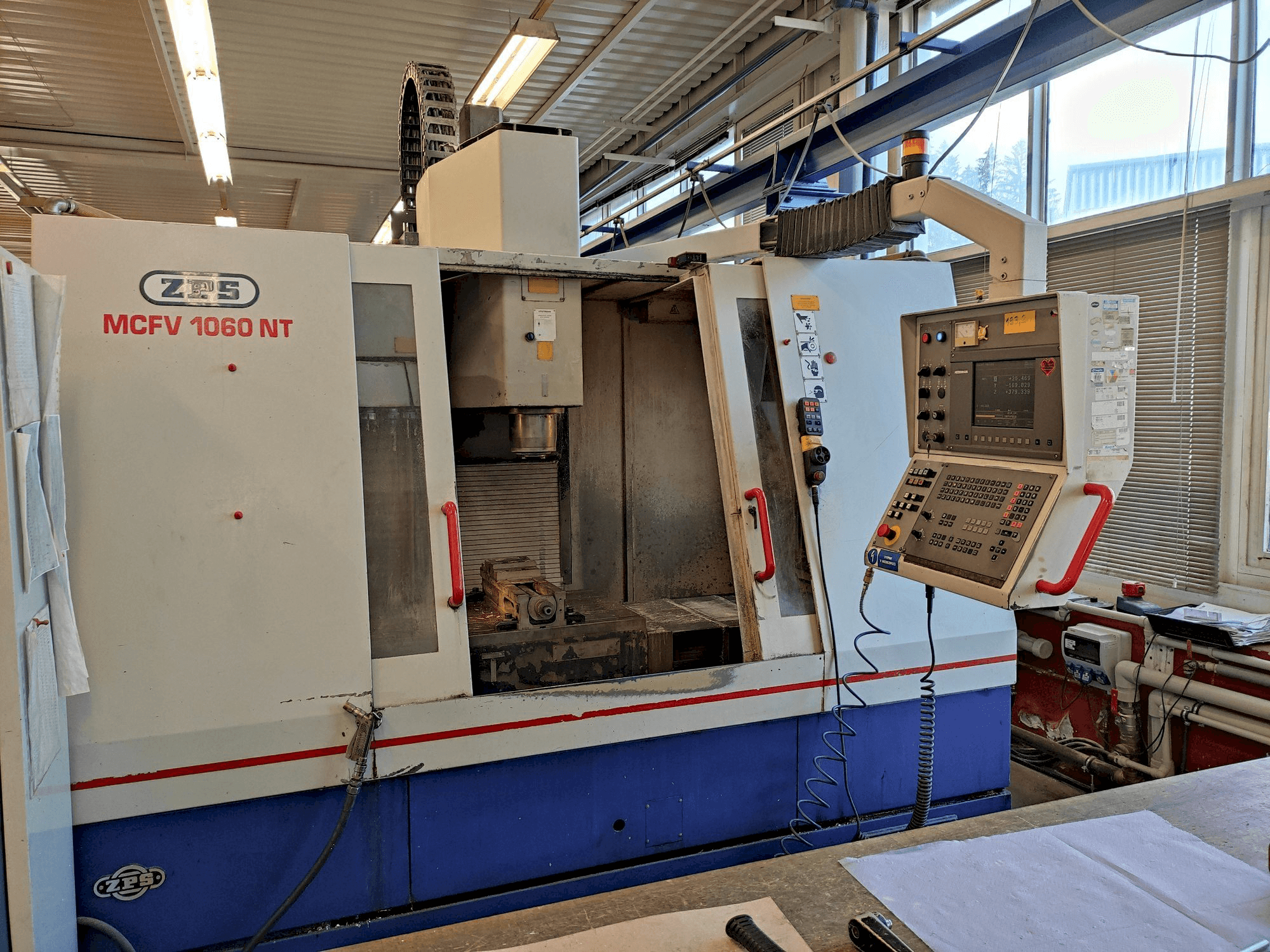 Čelní pohled na ZPS MCFV 1060 NT stroj