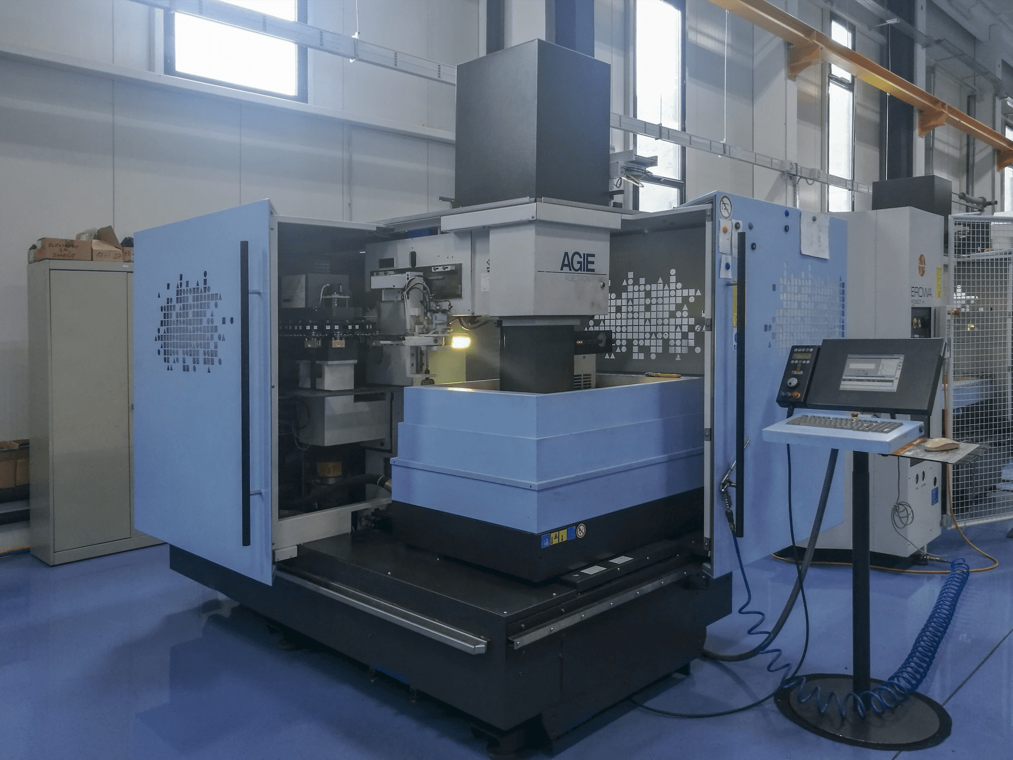 Čelní pohled na AGIE AGIETRON INNOVATION 2 stroj