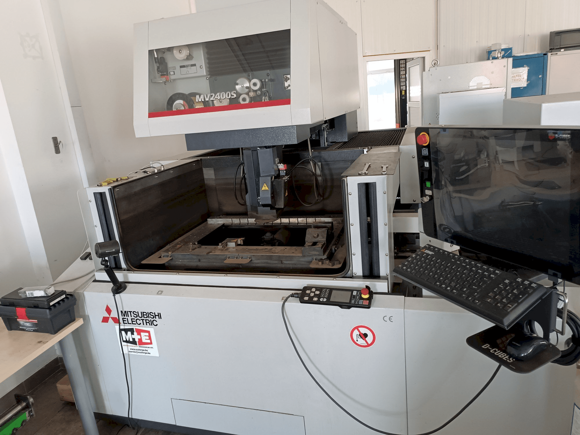 Čelní pohled na Mitsubishi MV2400S stroj