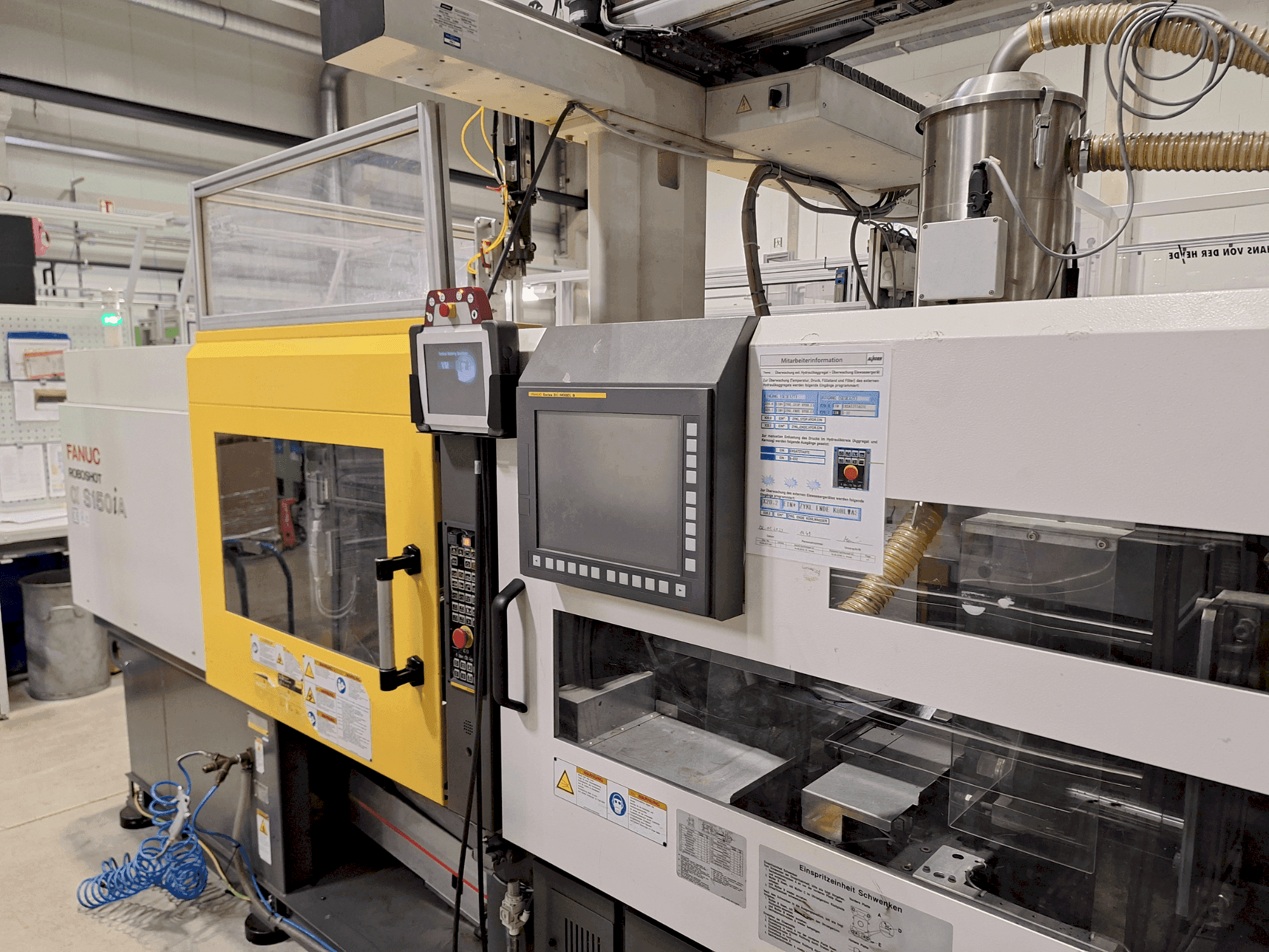 Čelní pohled na FANUC Roboshot S150iA stroj