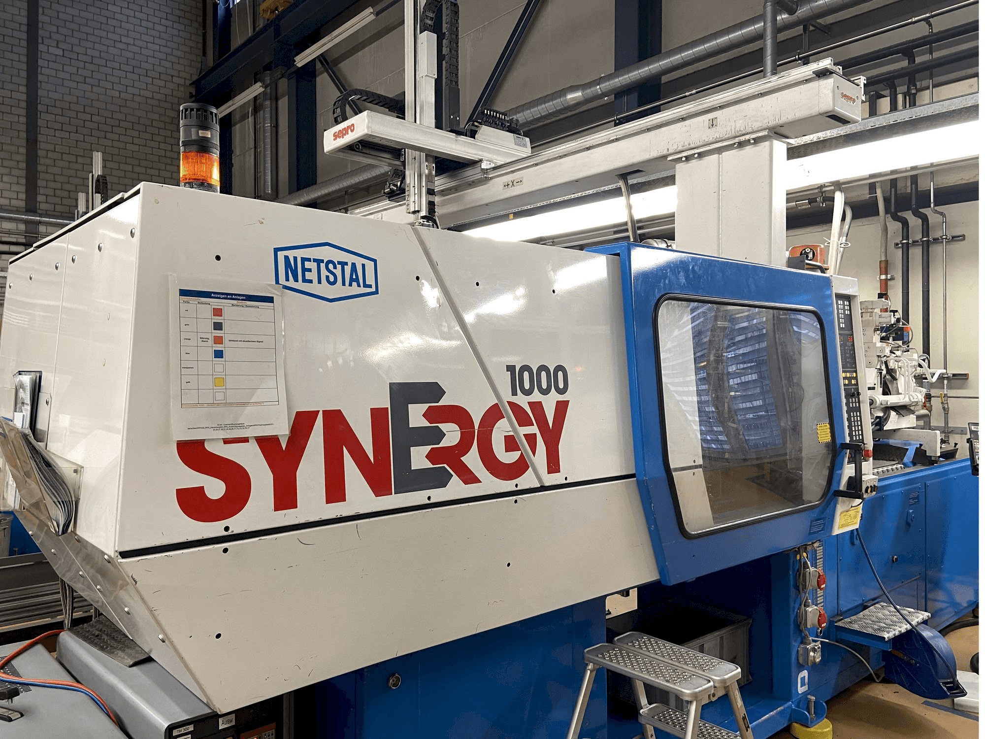 Čelní pohled na Netstal SYNERGY 1000-230 stroj