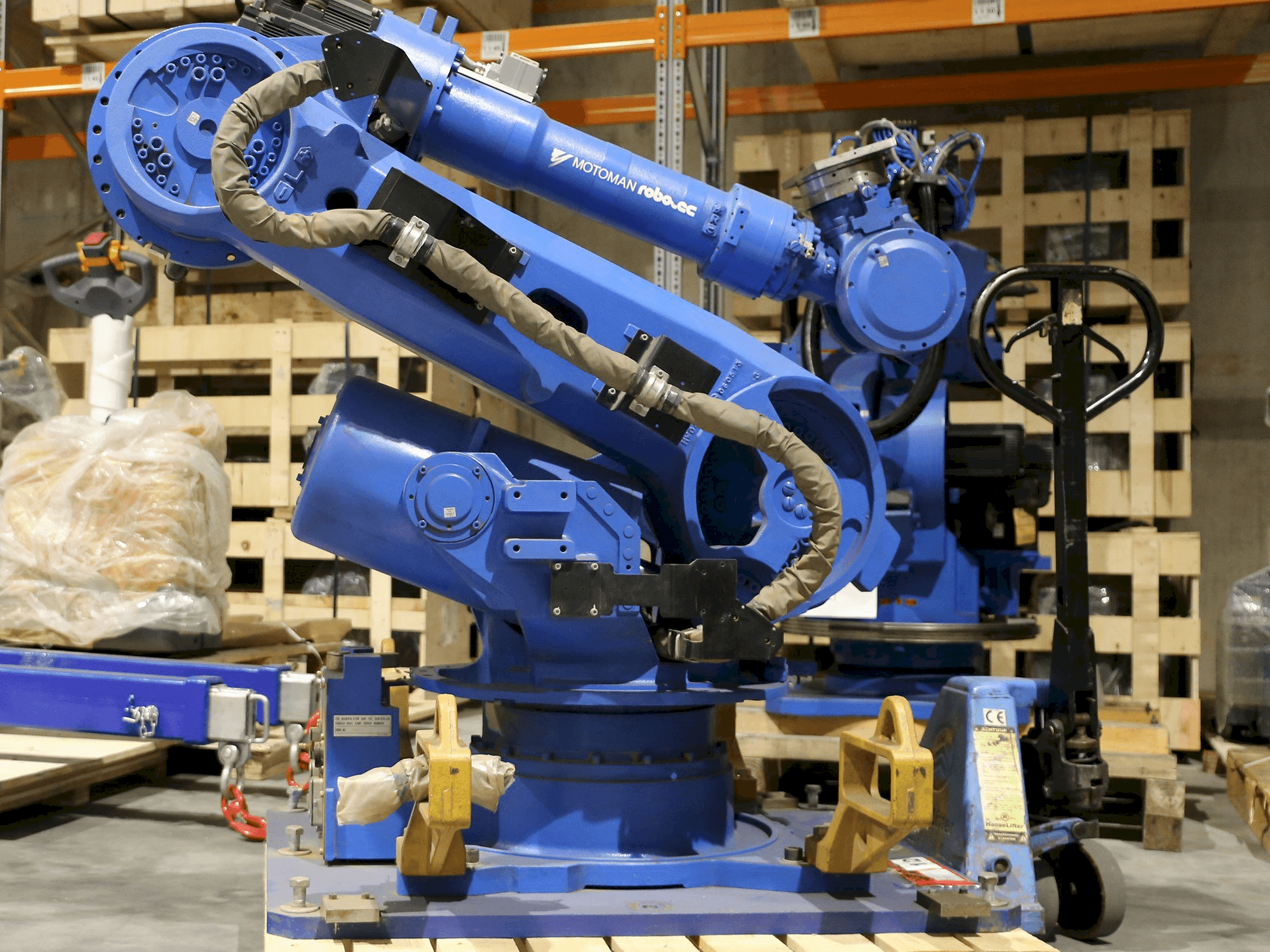 Levý boční pohled na Yaskawa Motoman ES165 stroj