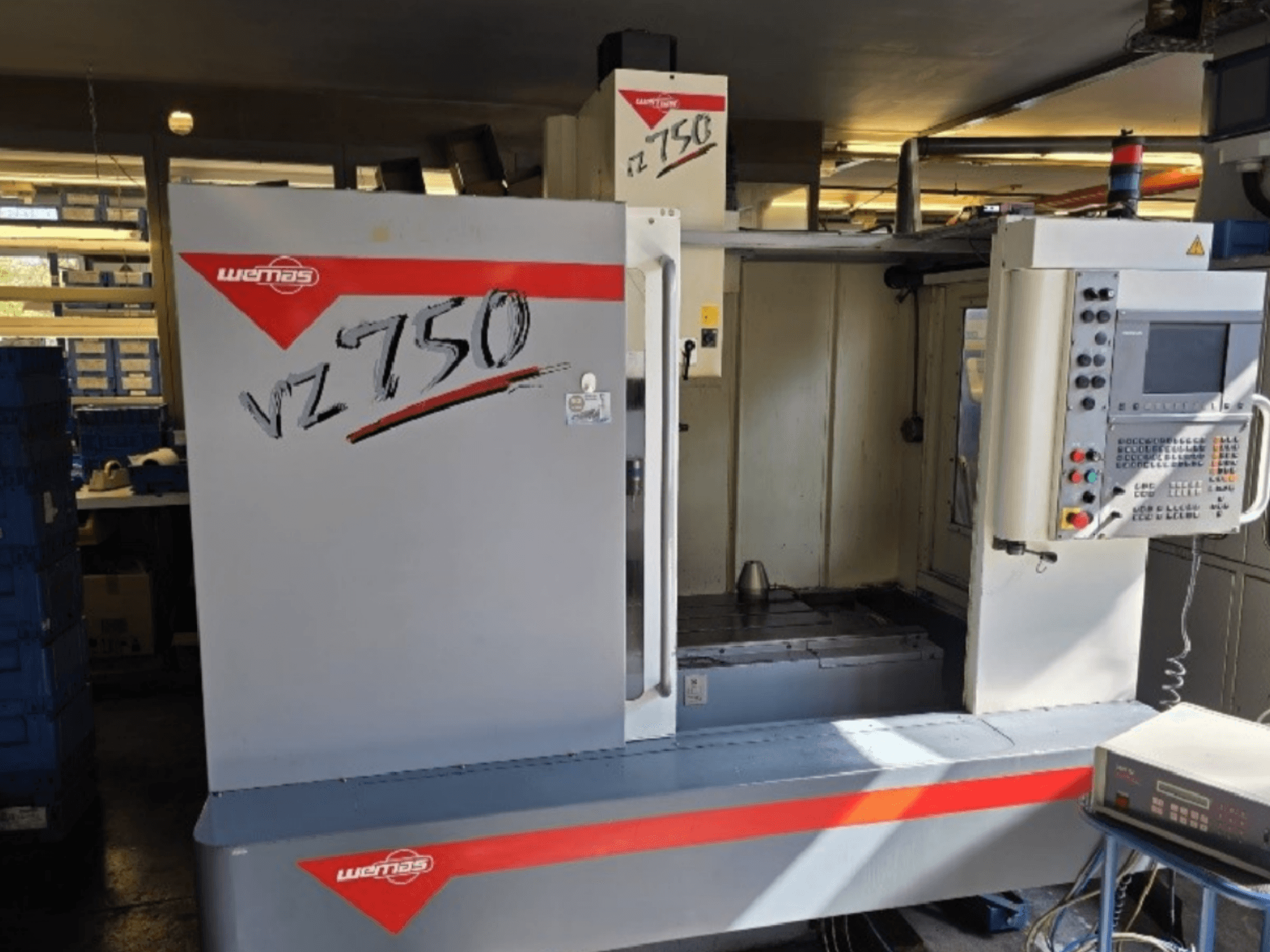 Vertikální obráběcí centrum WEMAS VZ 750 CENTURY, čelní pohled na ovládací panel a pracovní plochu.