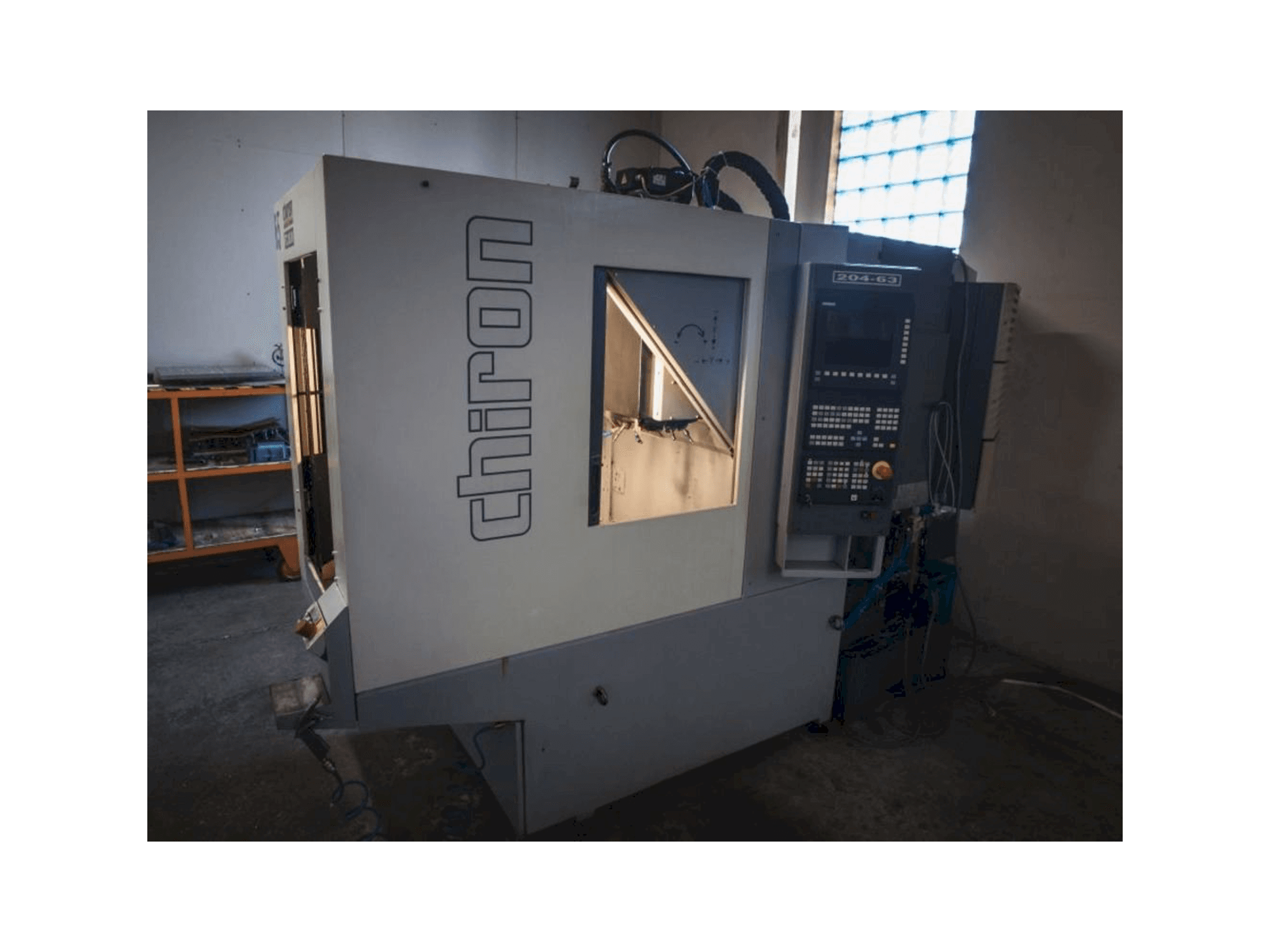 Čelní pohled na CHIRON FZ 08 W stroj