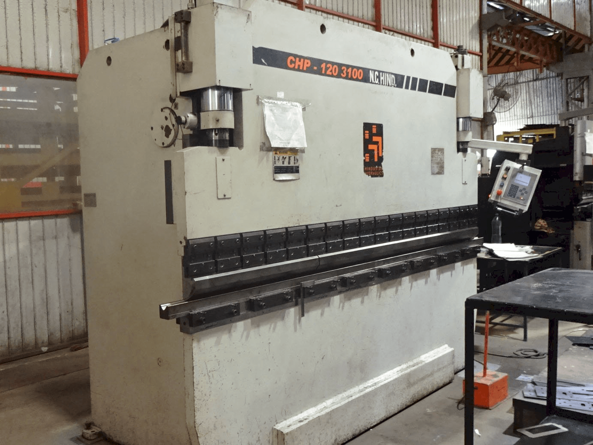Levý pohled na Hindustan Hydraulics CHP 120 stroj