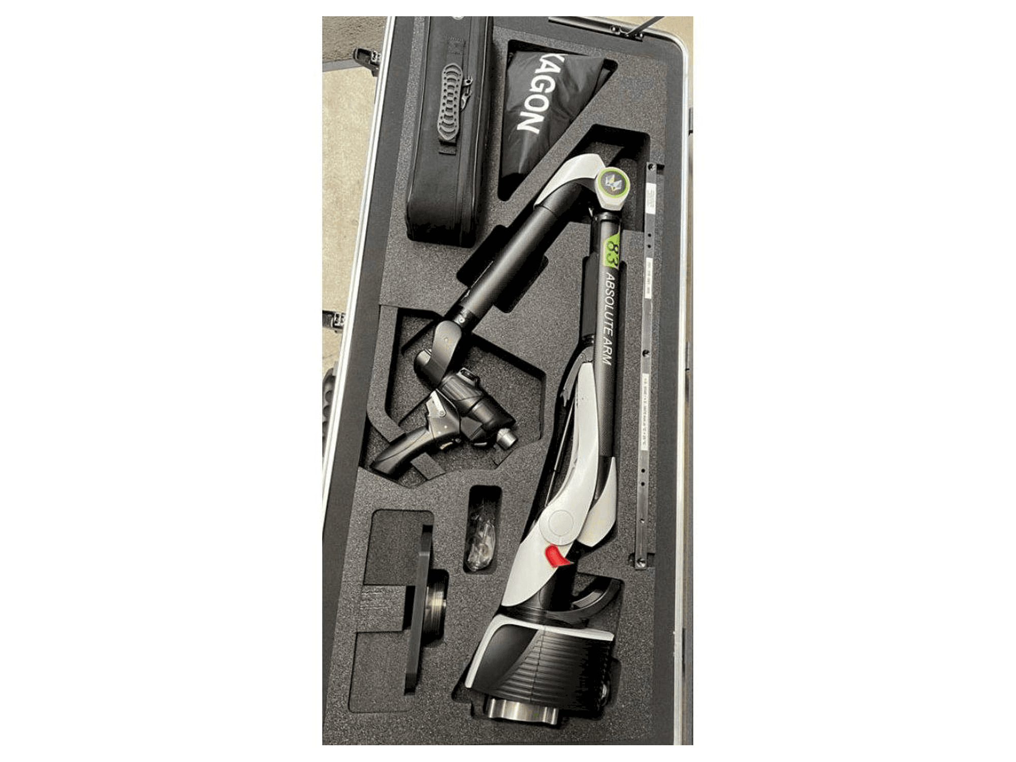 Čelní pohled na Hexagon RA8 V1 stroj