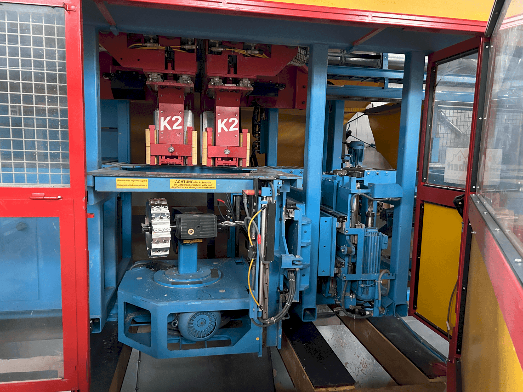 Čelní pohled na HUNDEGGER K2-5-450 stroj