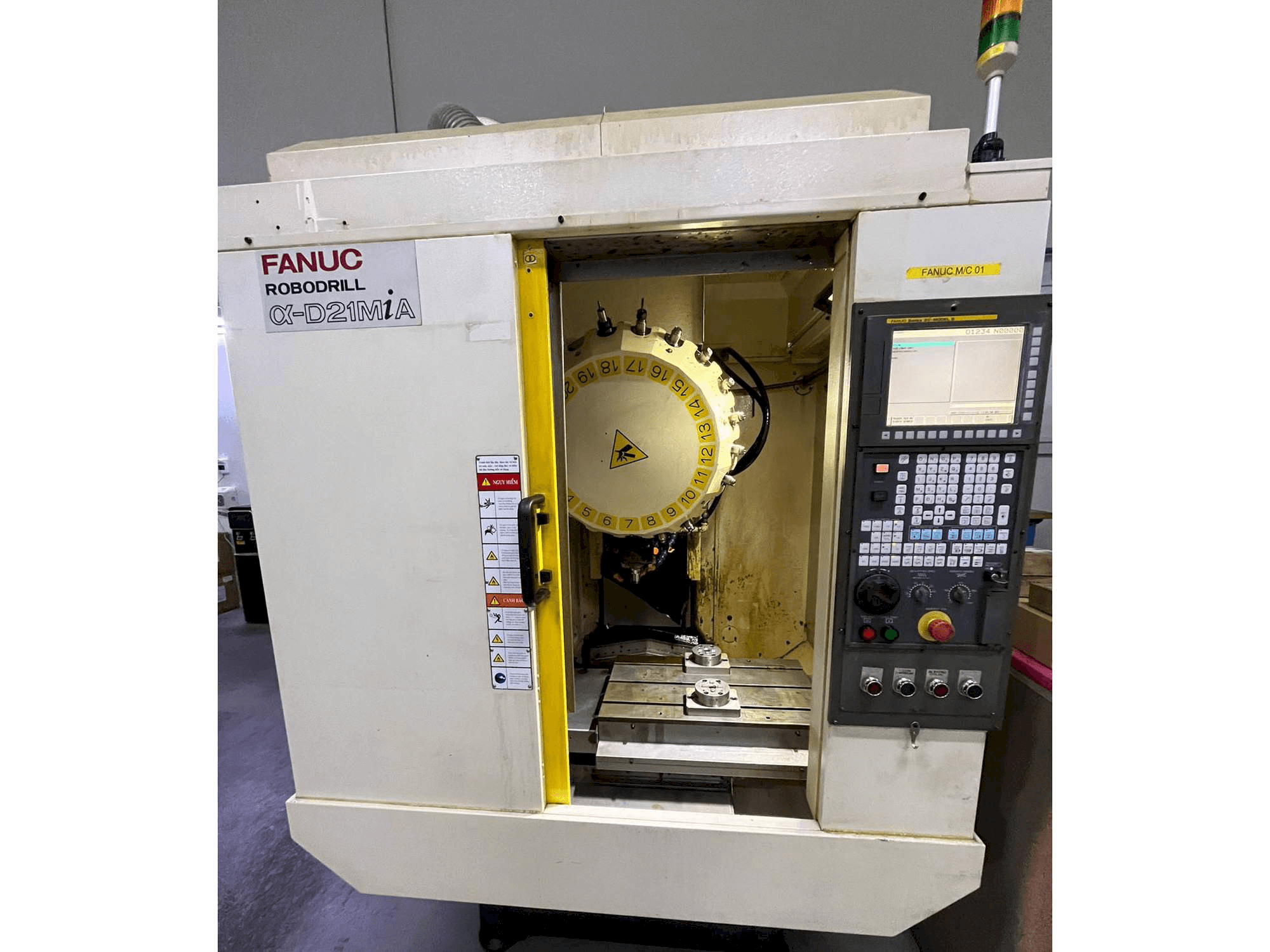 Čelní pohled na FANUC ROBODRILL A-D21MiA stroj