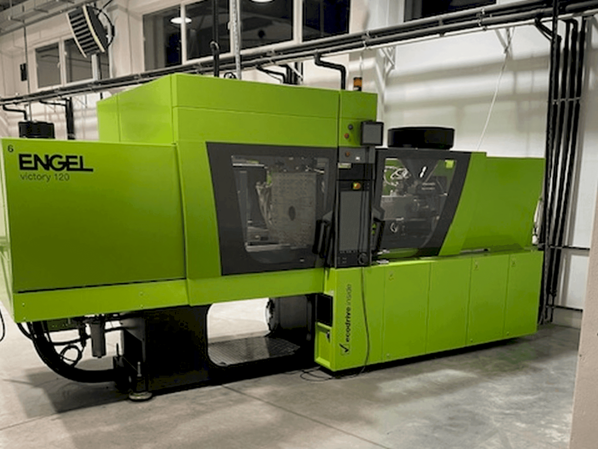 Čelní pohled na Engel Victory 650/120 tech stroj