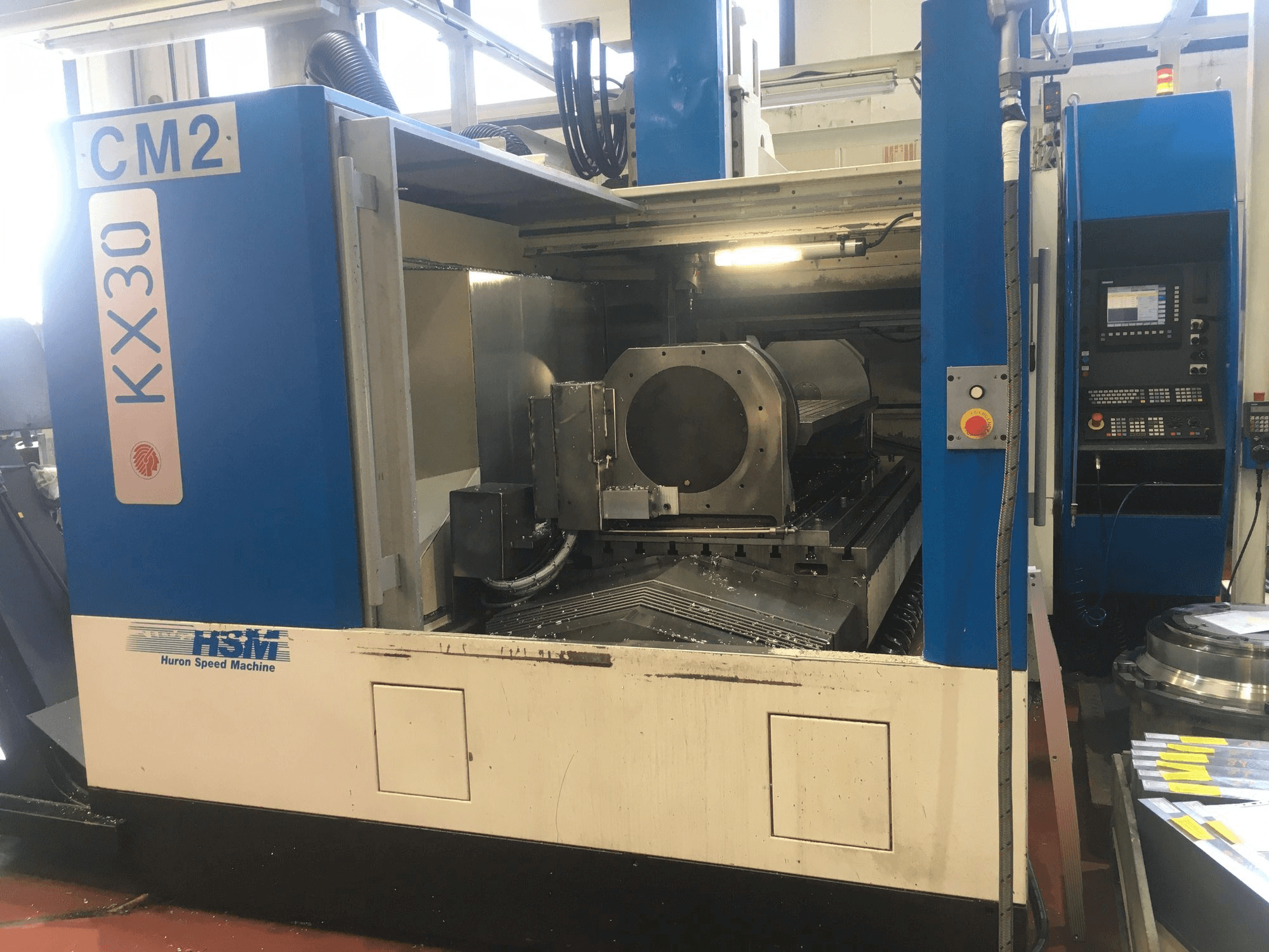 Čelní pohled na Huron KX30 stroj