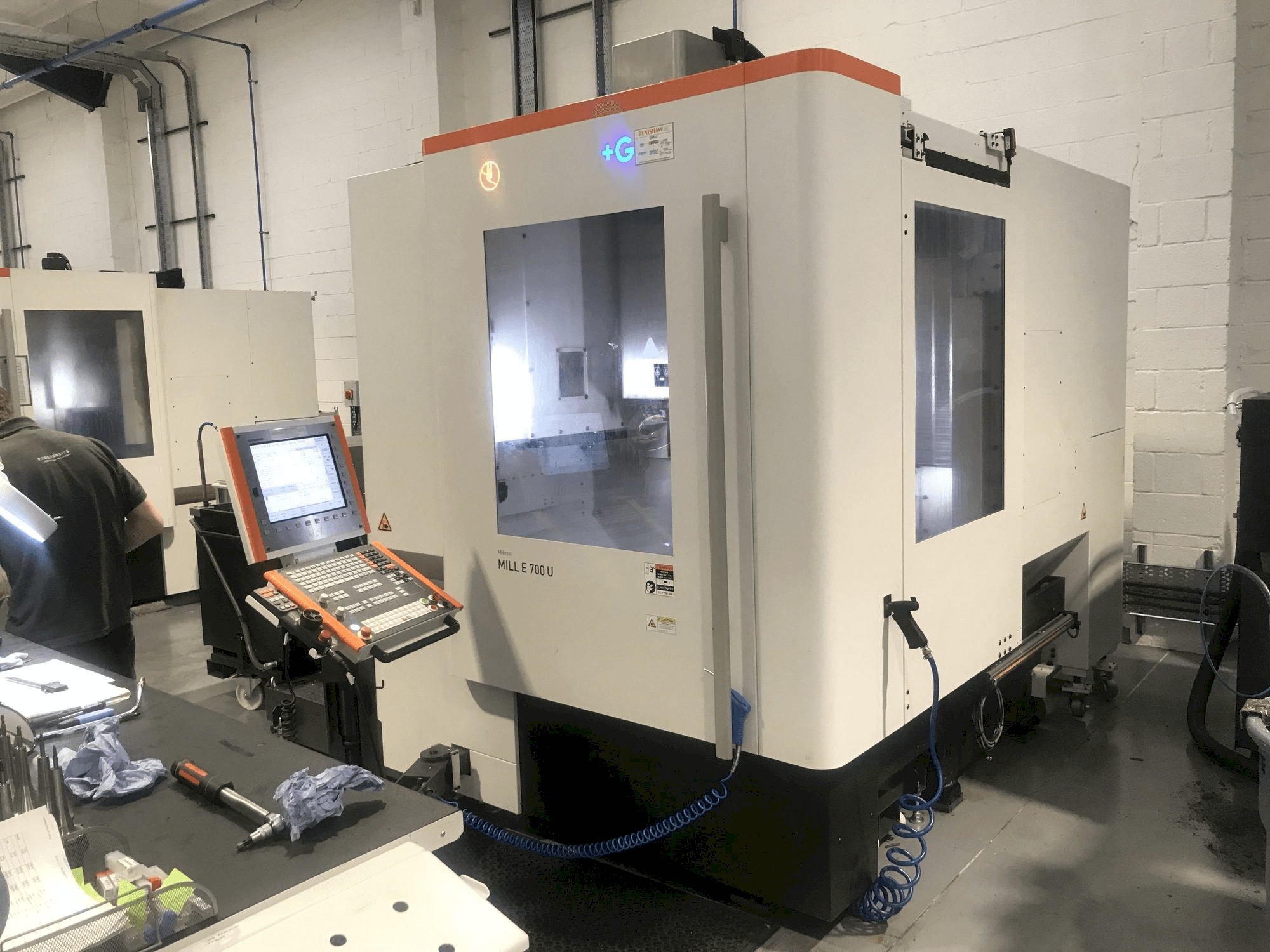 Čelní pohled na MIKRON Mill E 700 U stroj