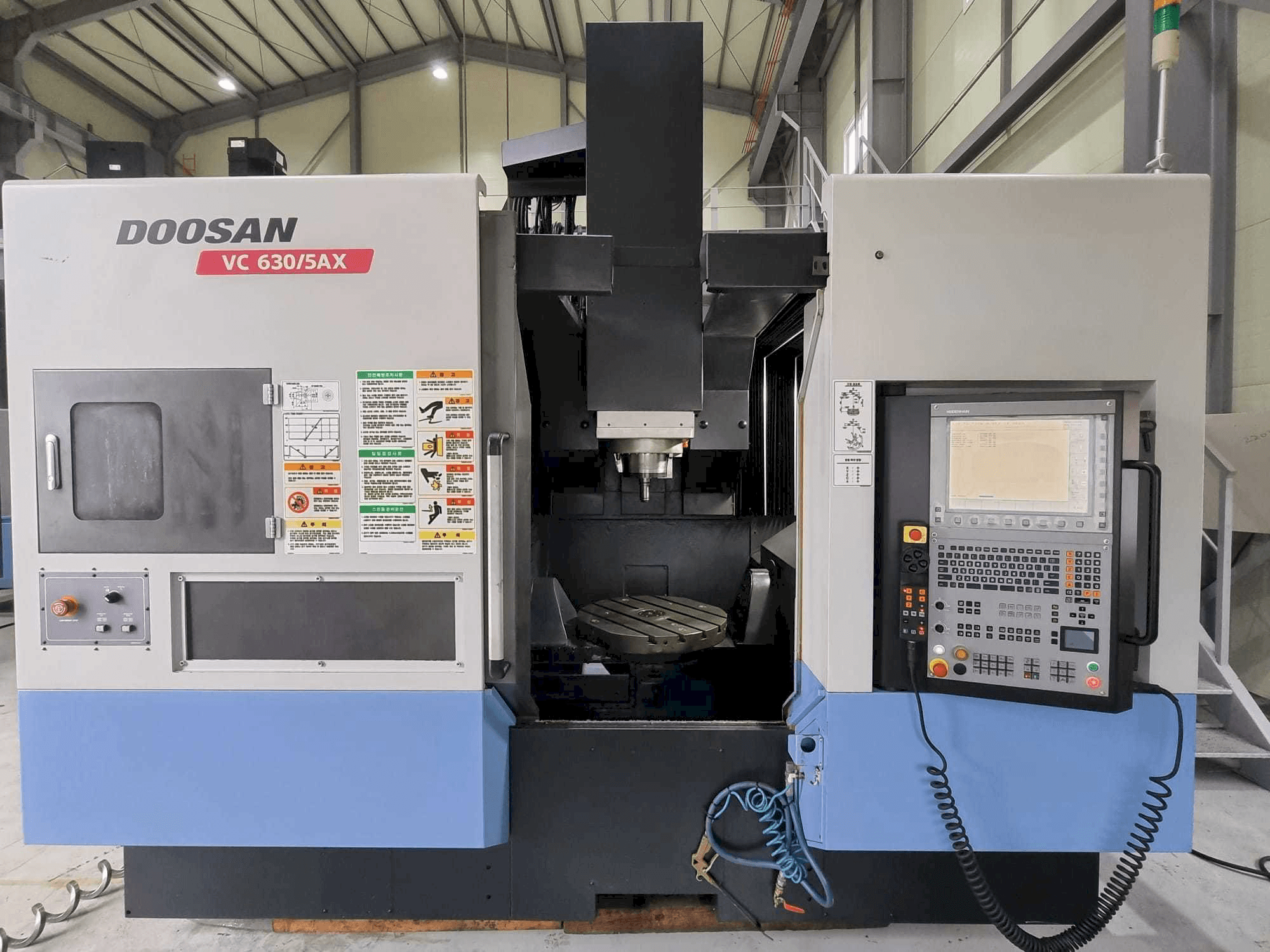Čelní pohled na Doosan VC630/5AX stroj