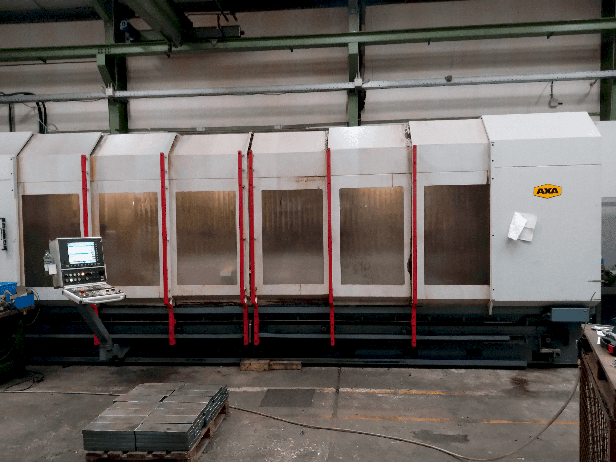 Čelní pohled na AXA VHC-2-5000-XTS-50 stroj