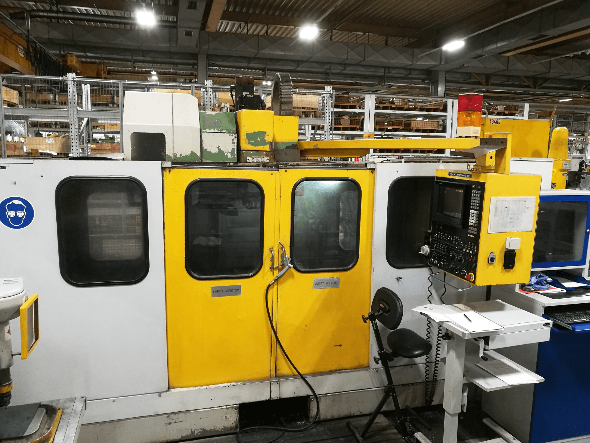 Čelní pohled 1 na OKK MCV-410 stroj