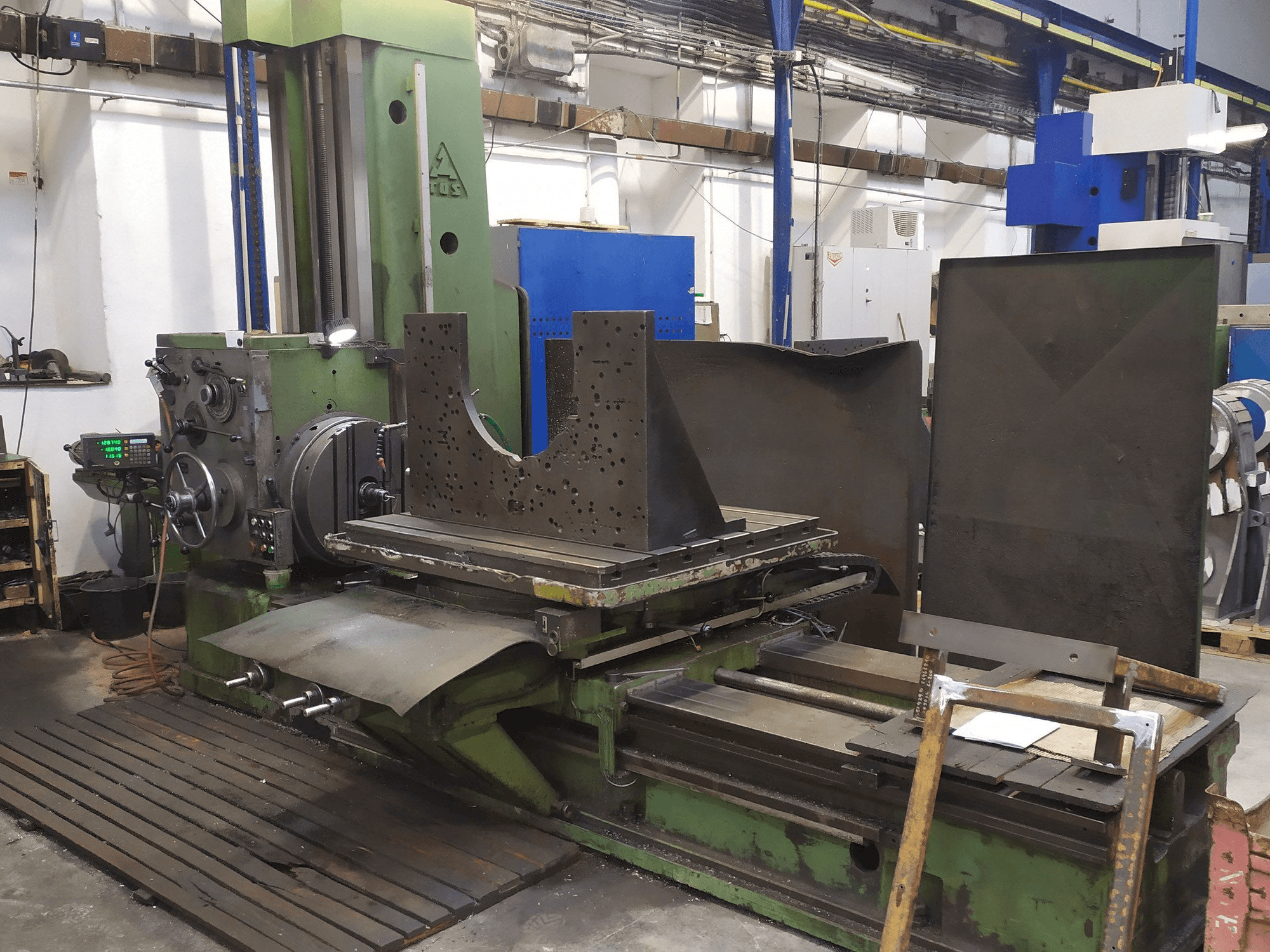 Čelní pohled na TOS H 100 stroj