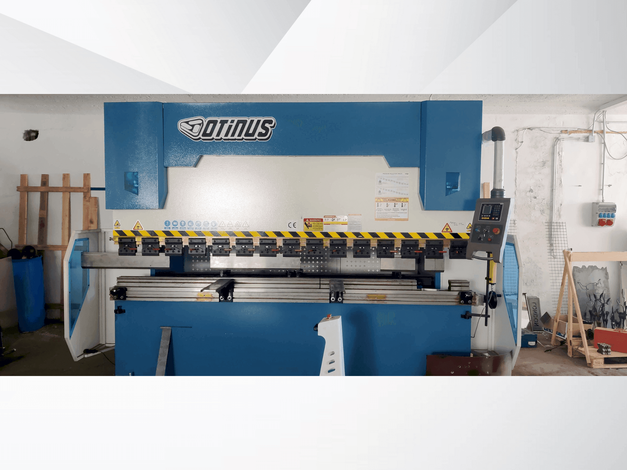 Čelní pohled na OTINUS 2312N stroj