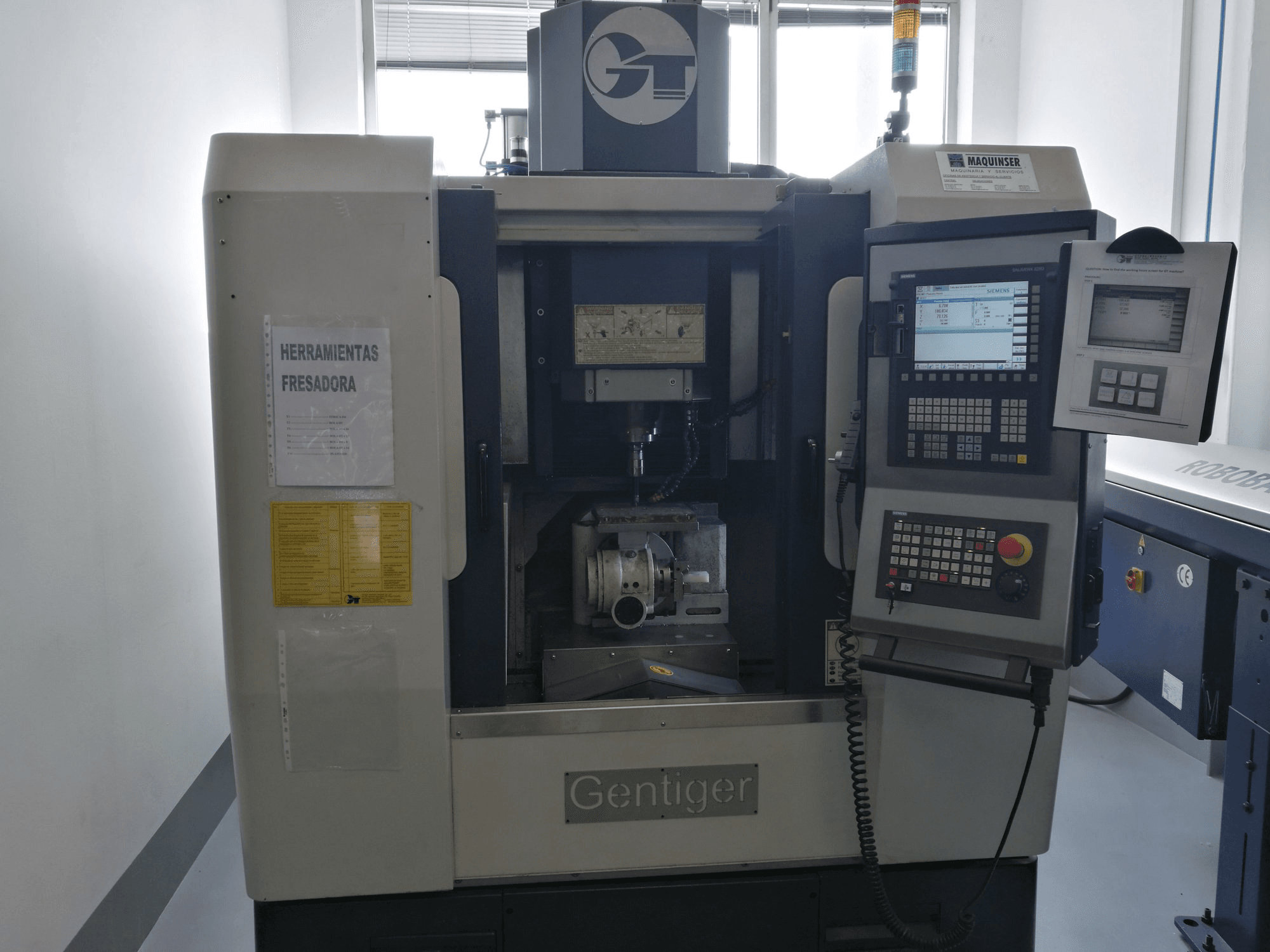 Čelní pohled na GENTIGER GT-45-5AX stroj