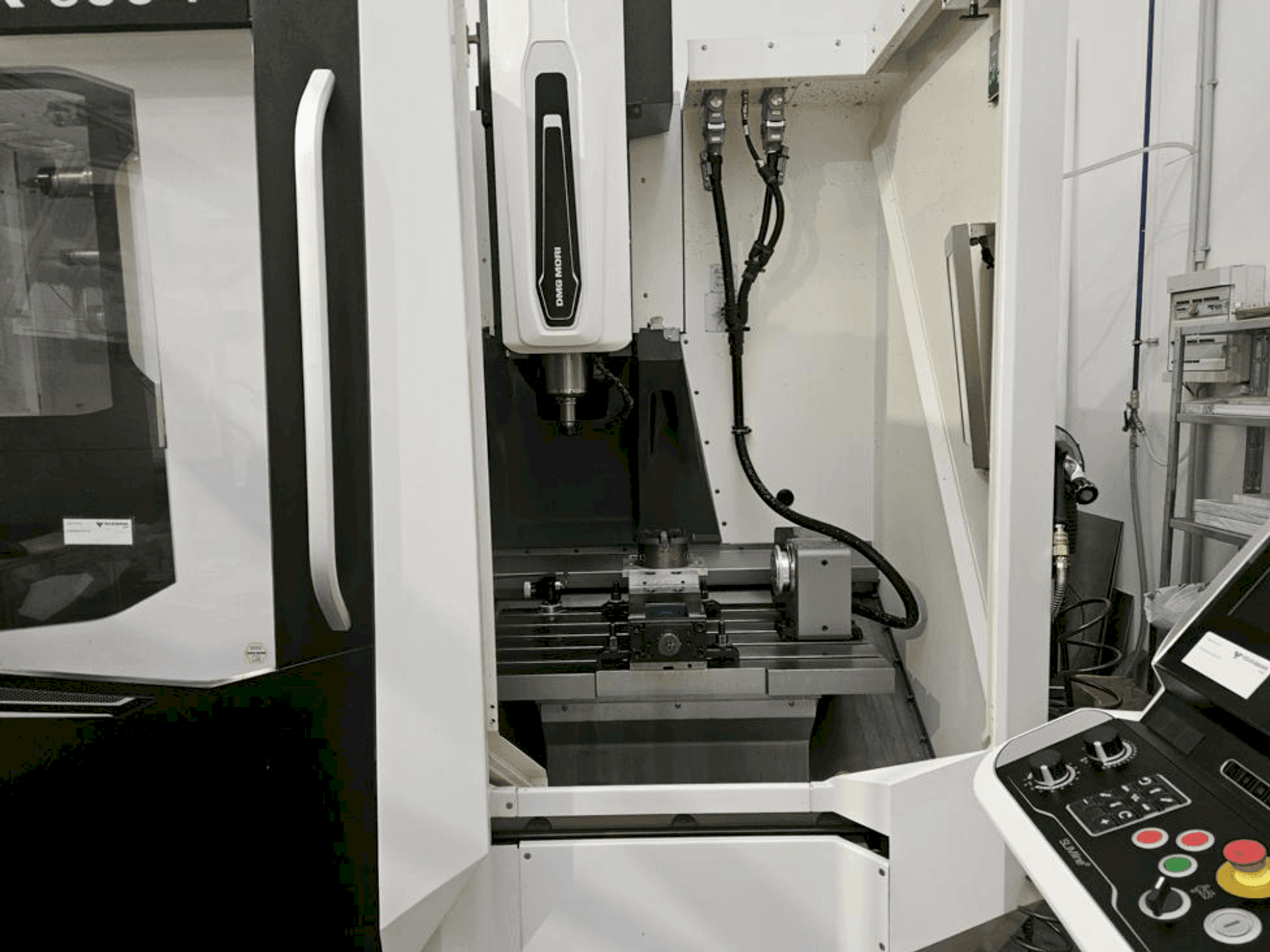 Čelní pohled na DMG MORI CMX 600 V stroj