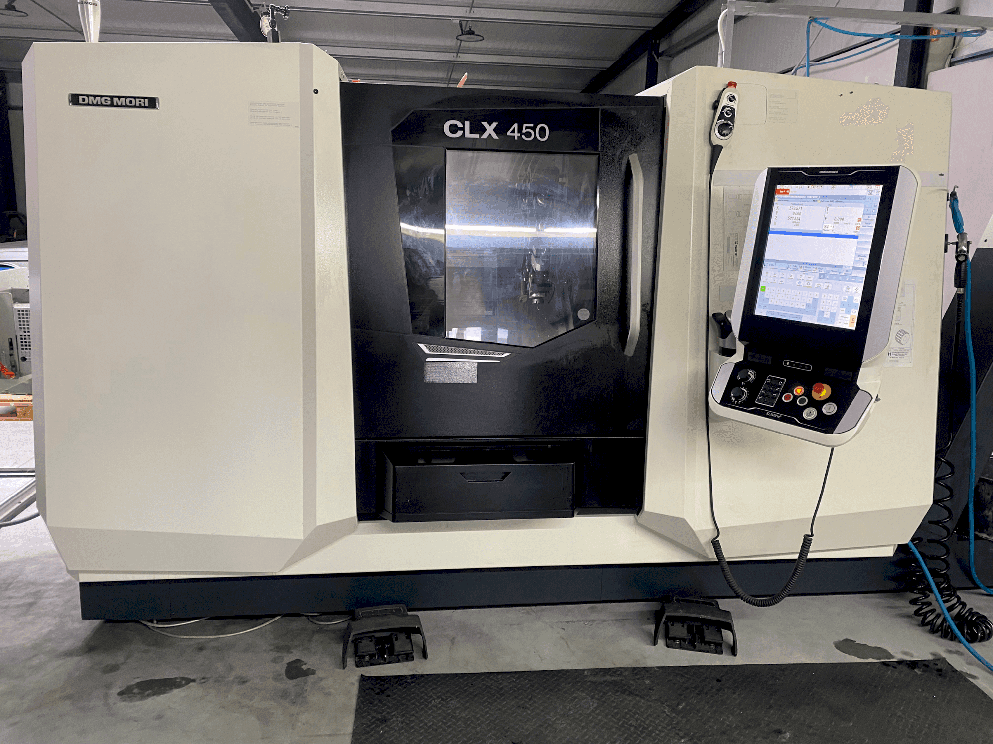Čelní pohled na DMG MORI CLX 450 V6 stroj