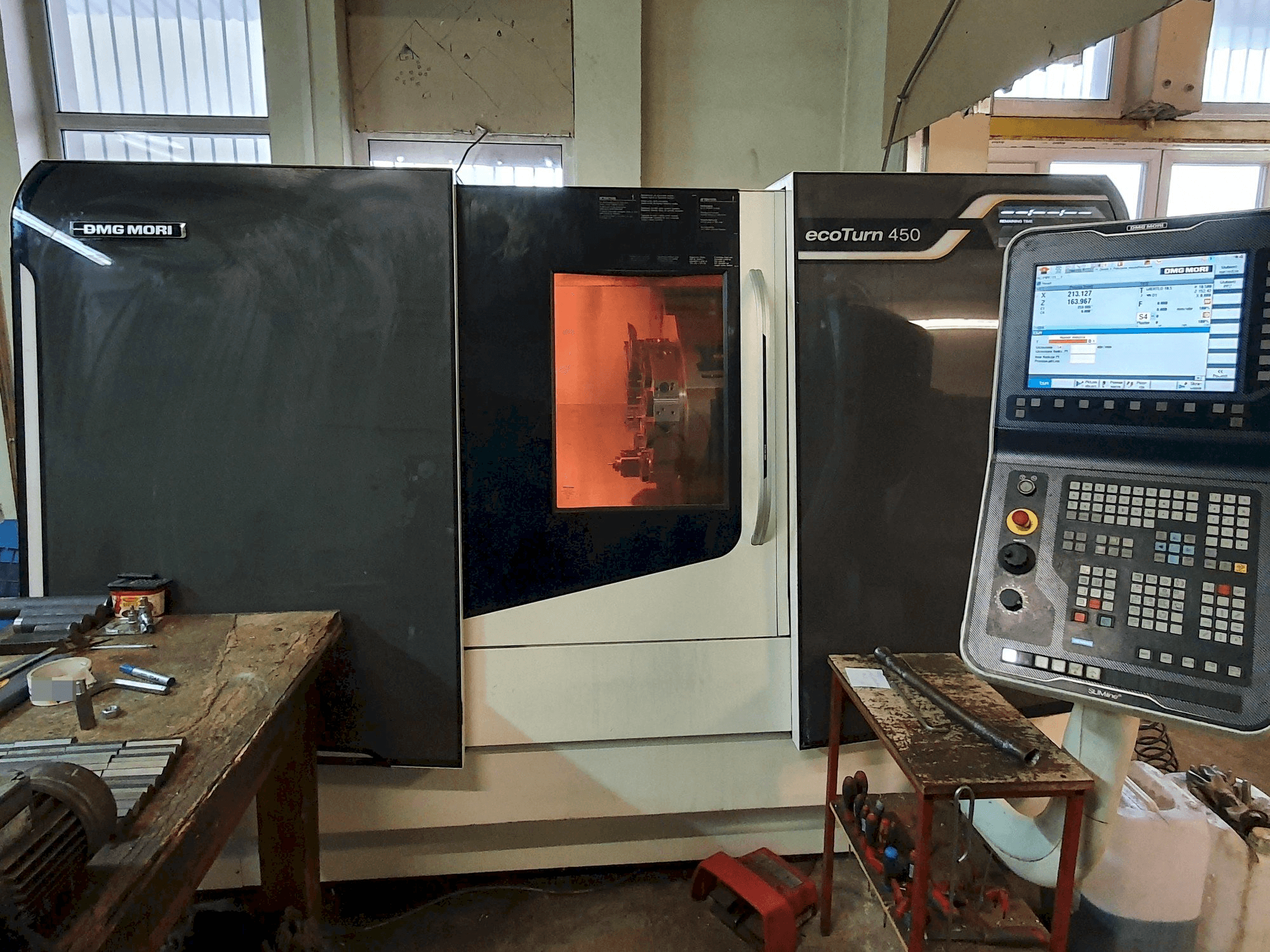 Čelní pohled na DMG MORI ecoTurn 450 stroj