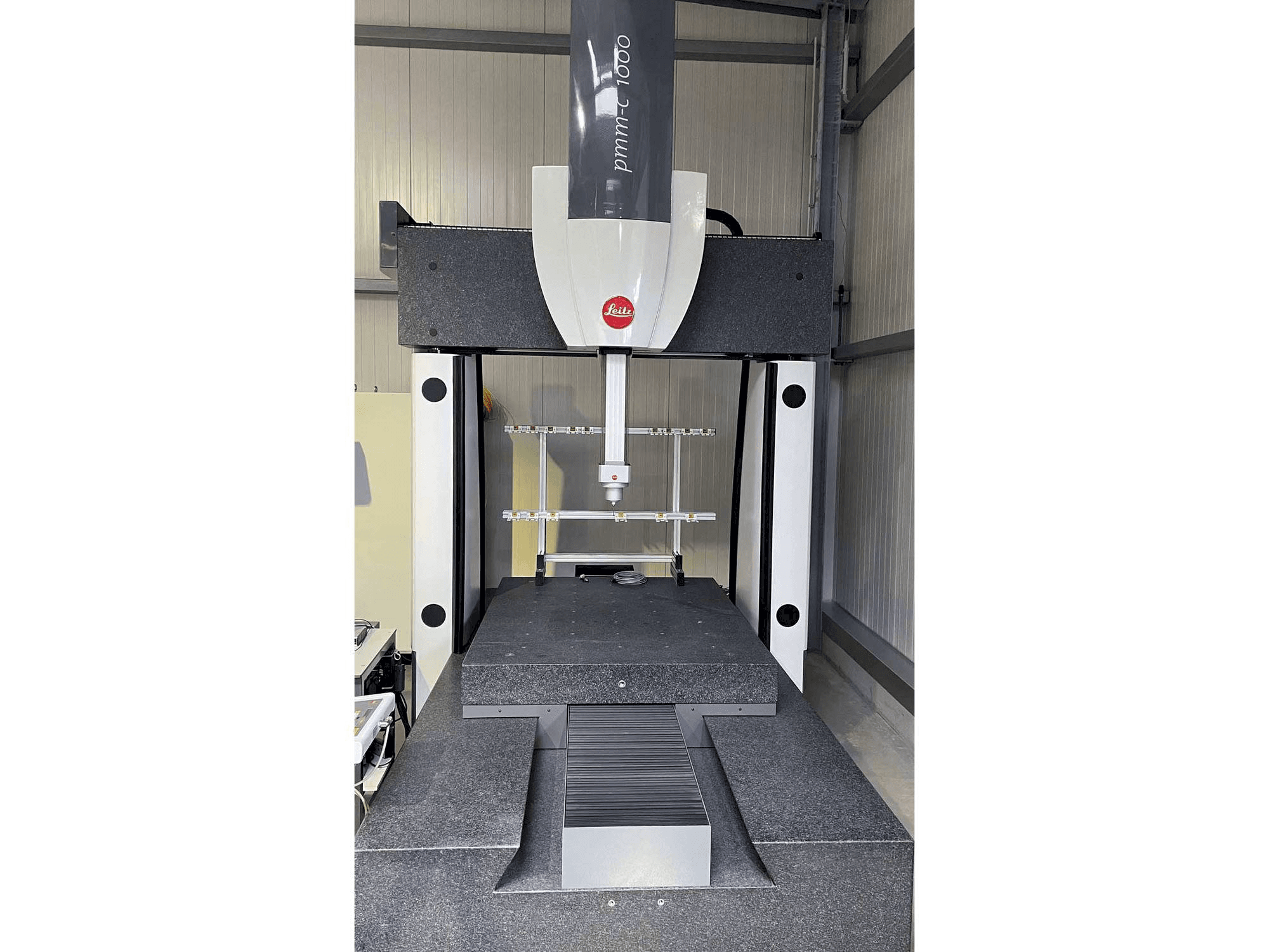 Čelní pohled na Hexagon PMM-C 1000 stroj