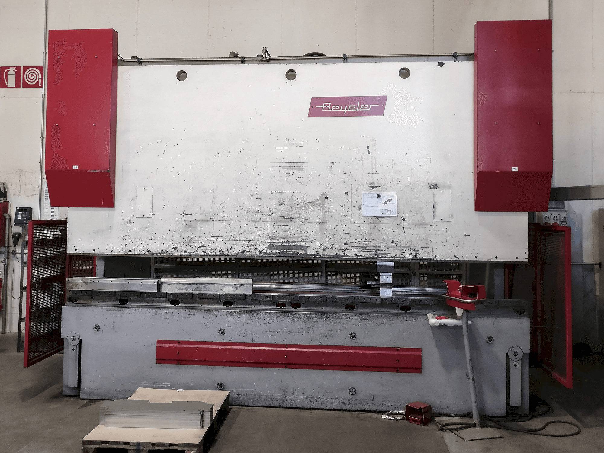 Čelní pohled na BEYELER PR6 stroj