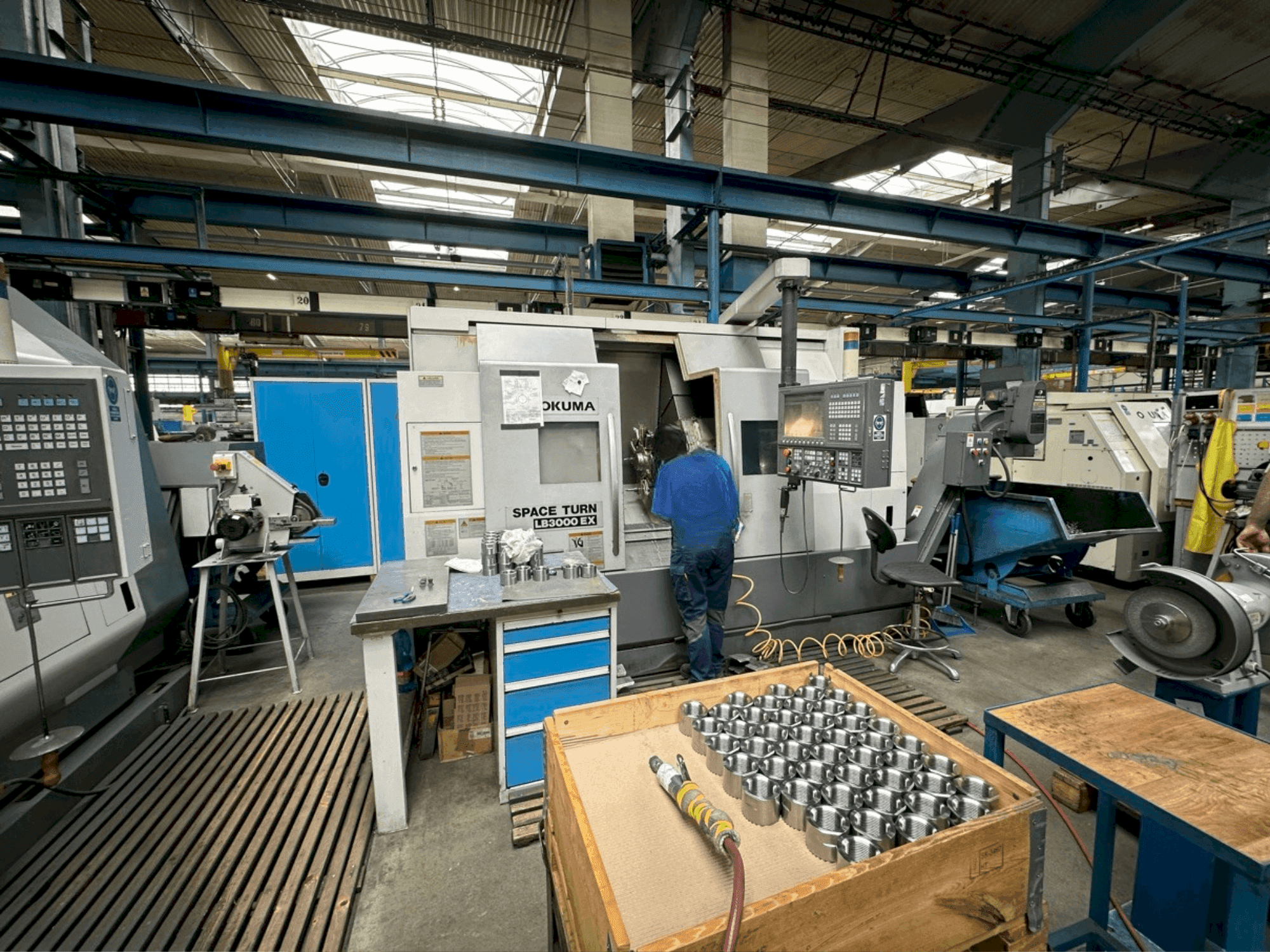 Čelní pohled na Okuma LB 3000 MY stroj