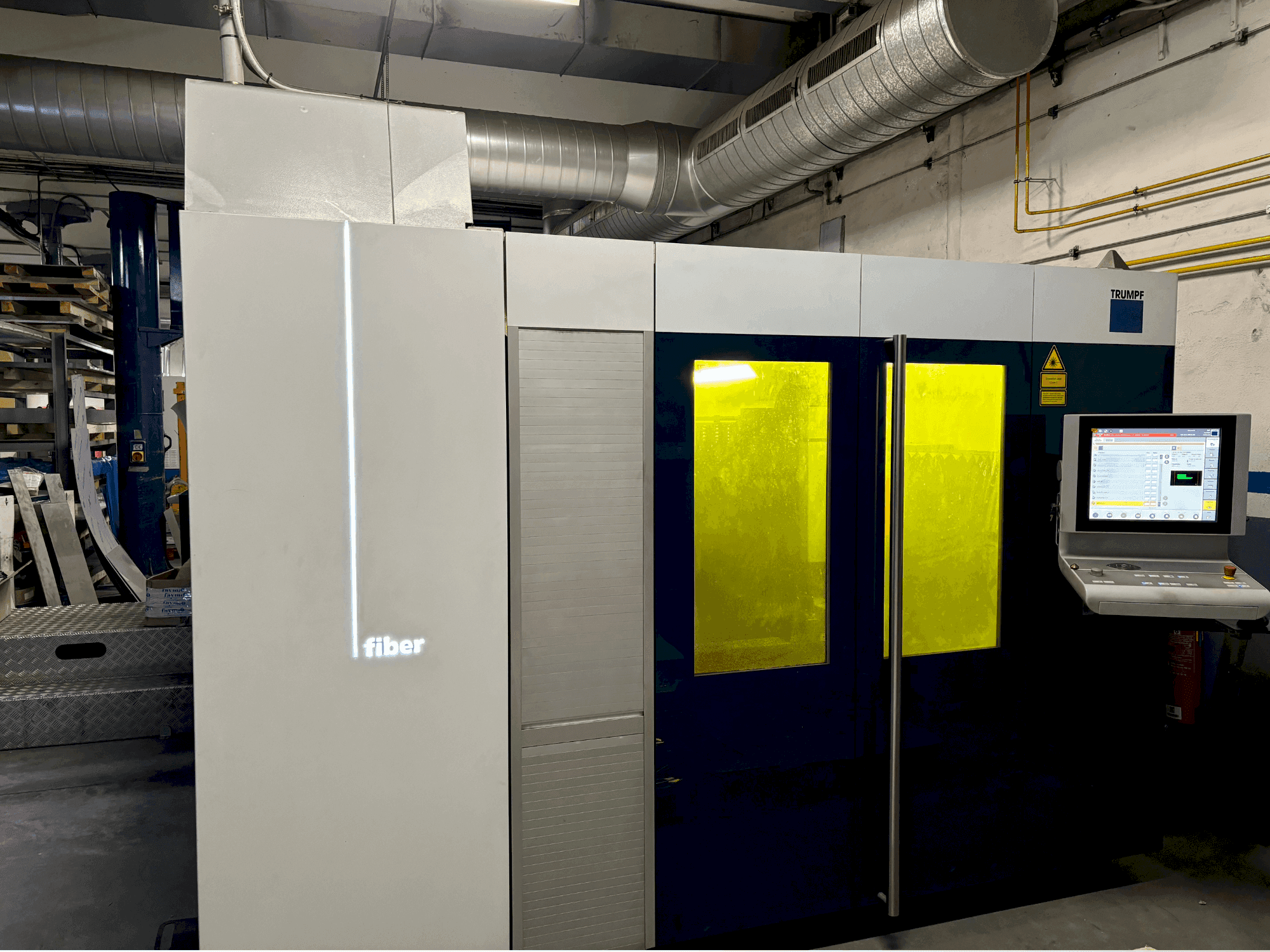 Čelní pohled na TRUMPF TRULASER 3030 FIBER stroj