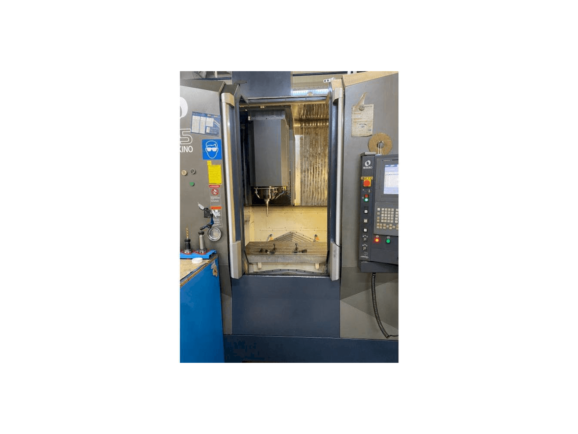 Čelní pohled na Makino F5 stroj