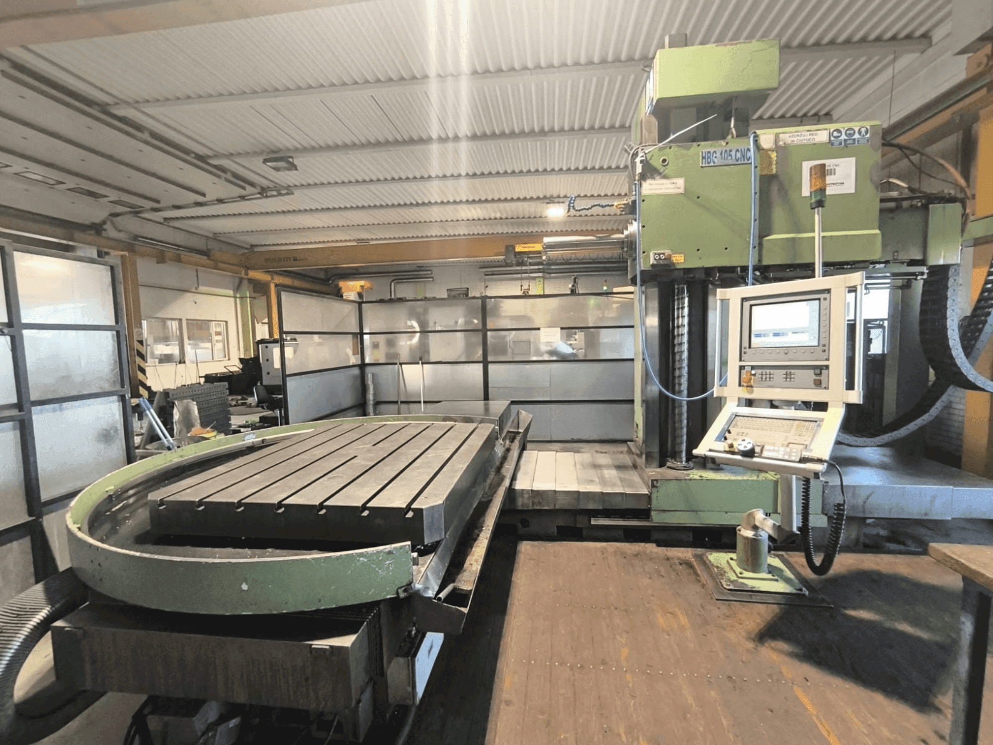 Čelní pohled na MONTAVAR HBG 105 CNC stroj