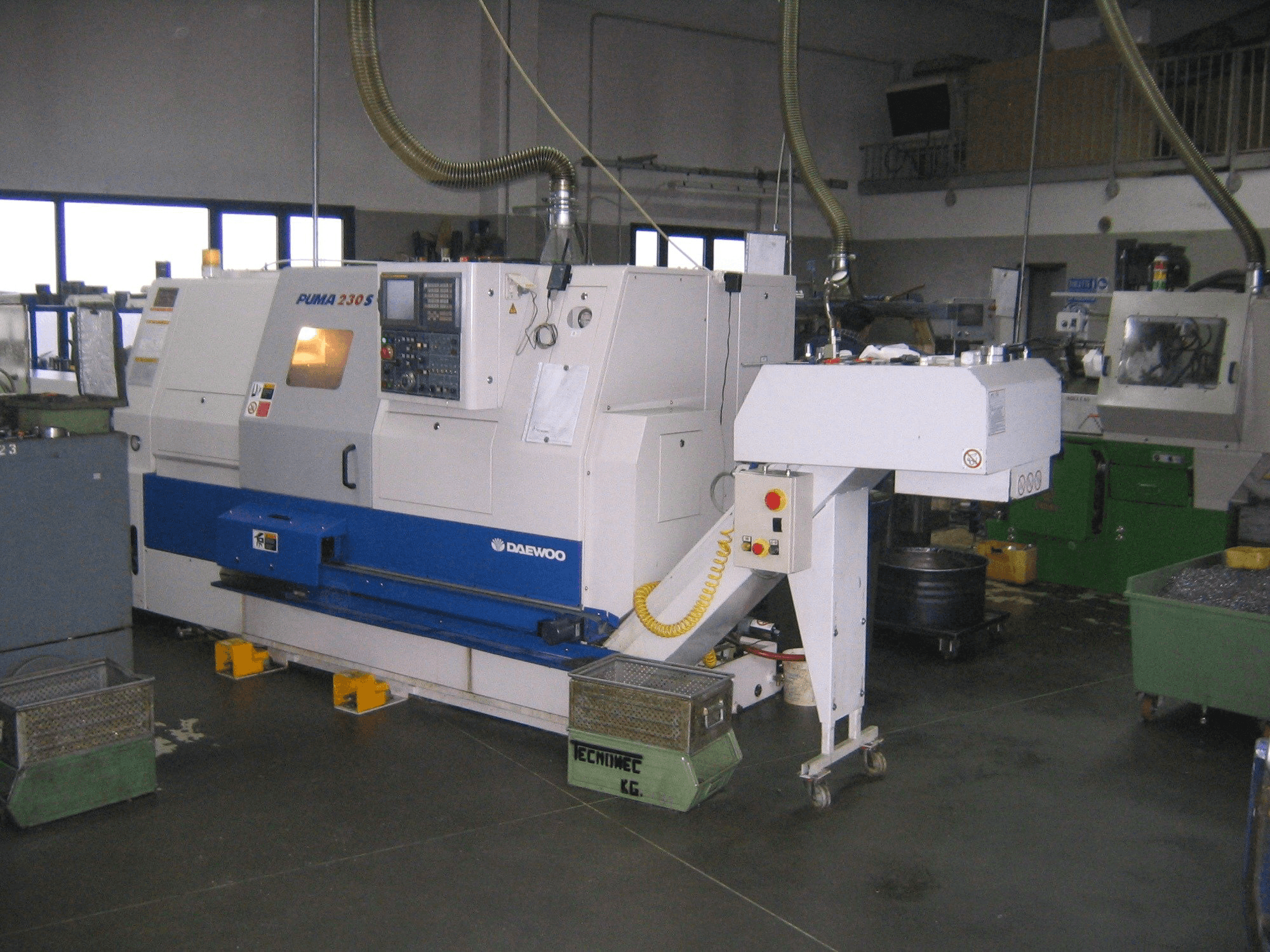 Čelní pohled na DAEWOO Puma 230SC stroj