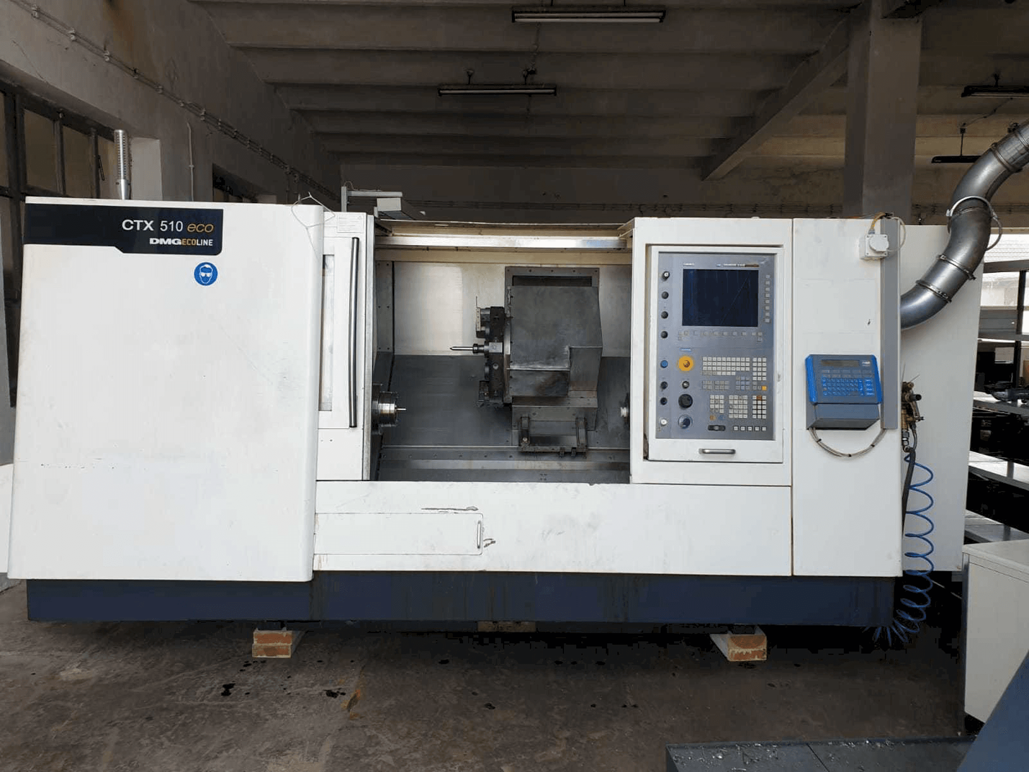 Čelní pohled na DMG MORI CTX510 eco V3 stroj