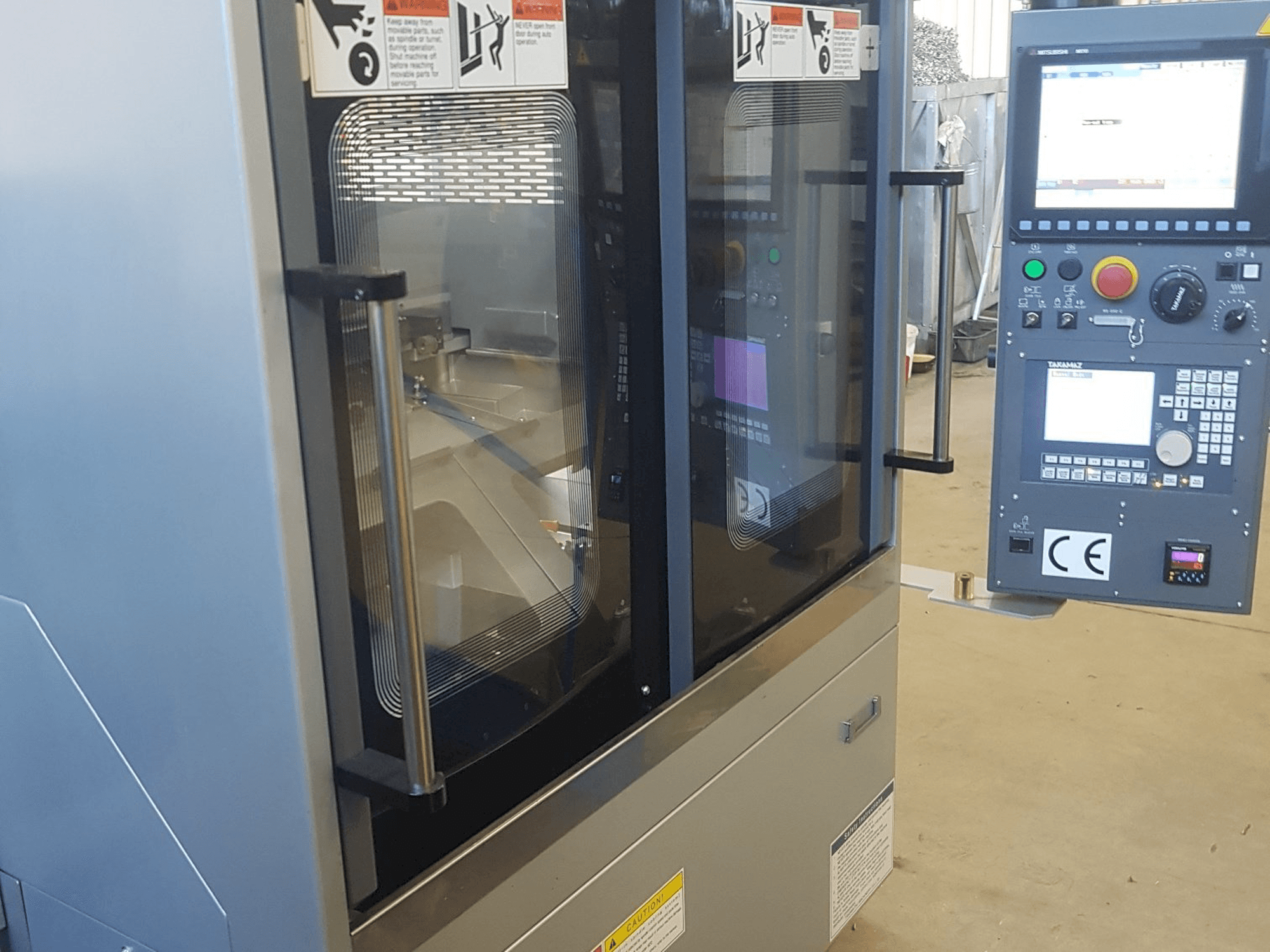 Čelní pohled na Takamaz XW-30 Plus stroj