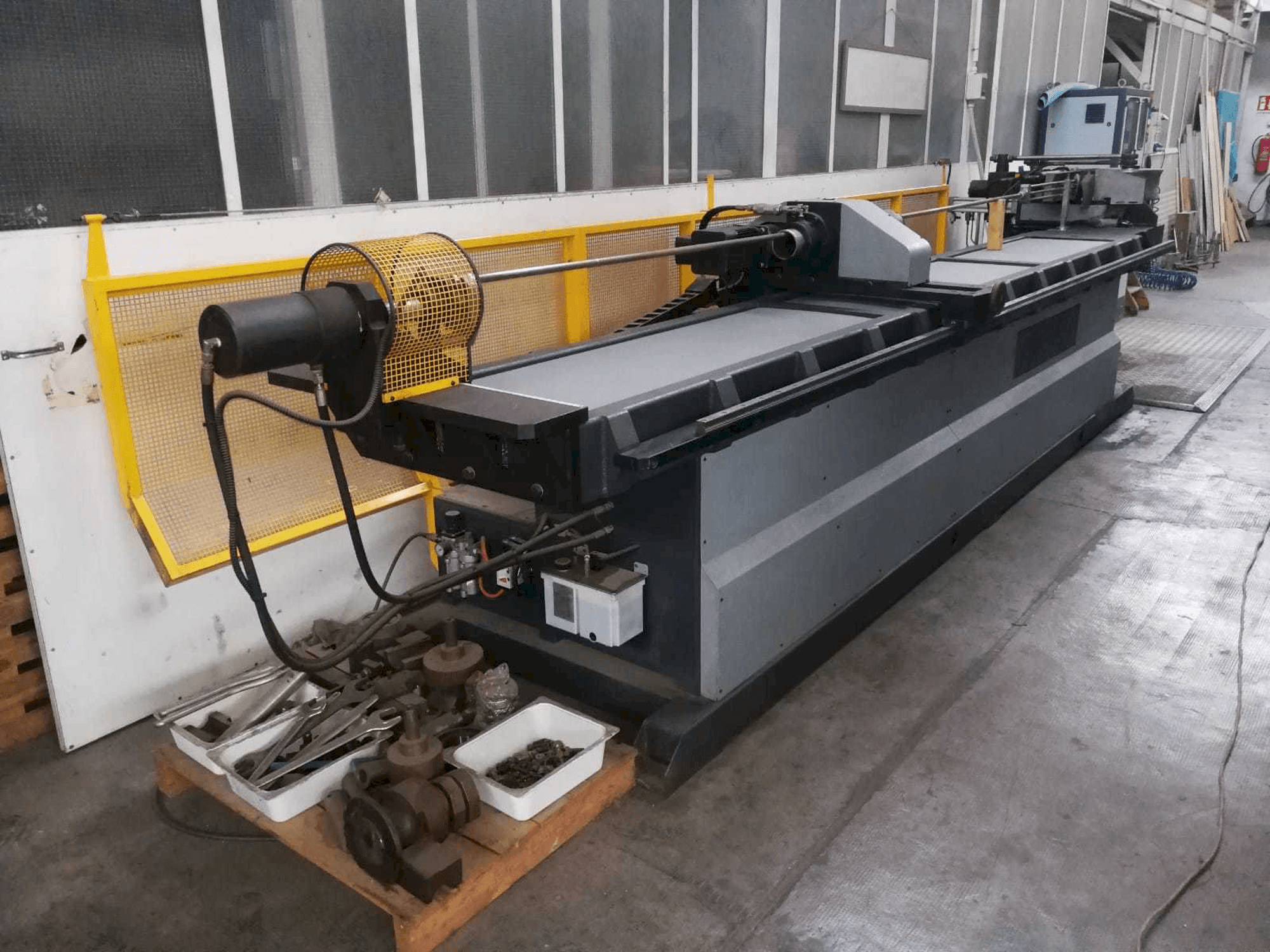 Čelní pohled na MACRI EURO 80 CN3PC stroj