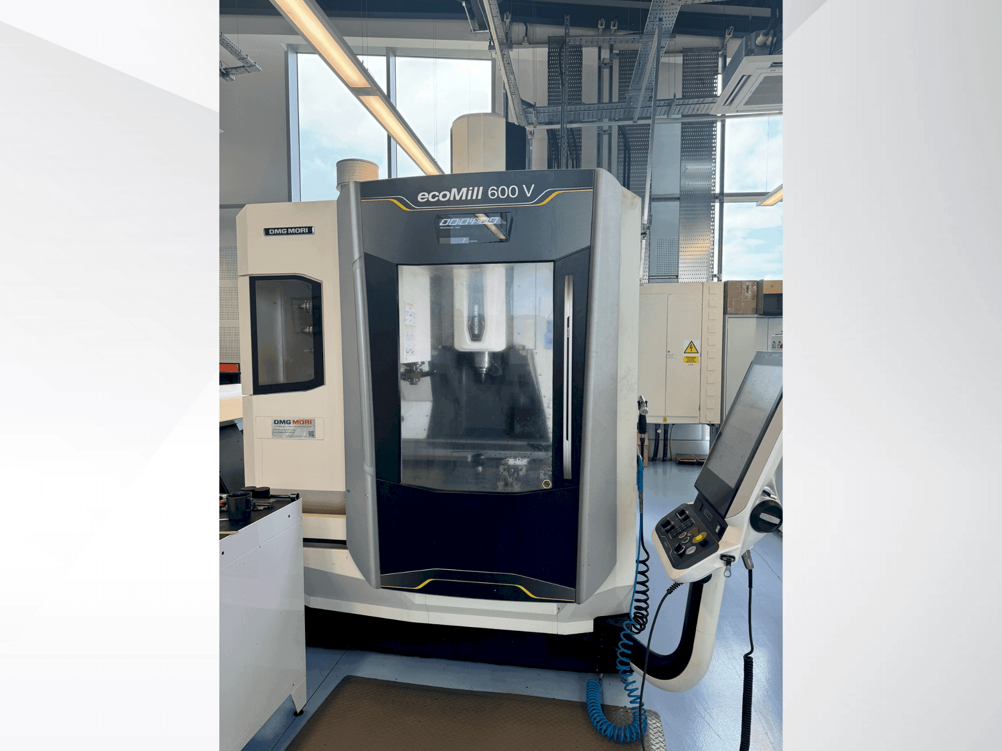 Čelní pohled na DMG MORI ecoMILL 600V stroj